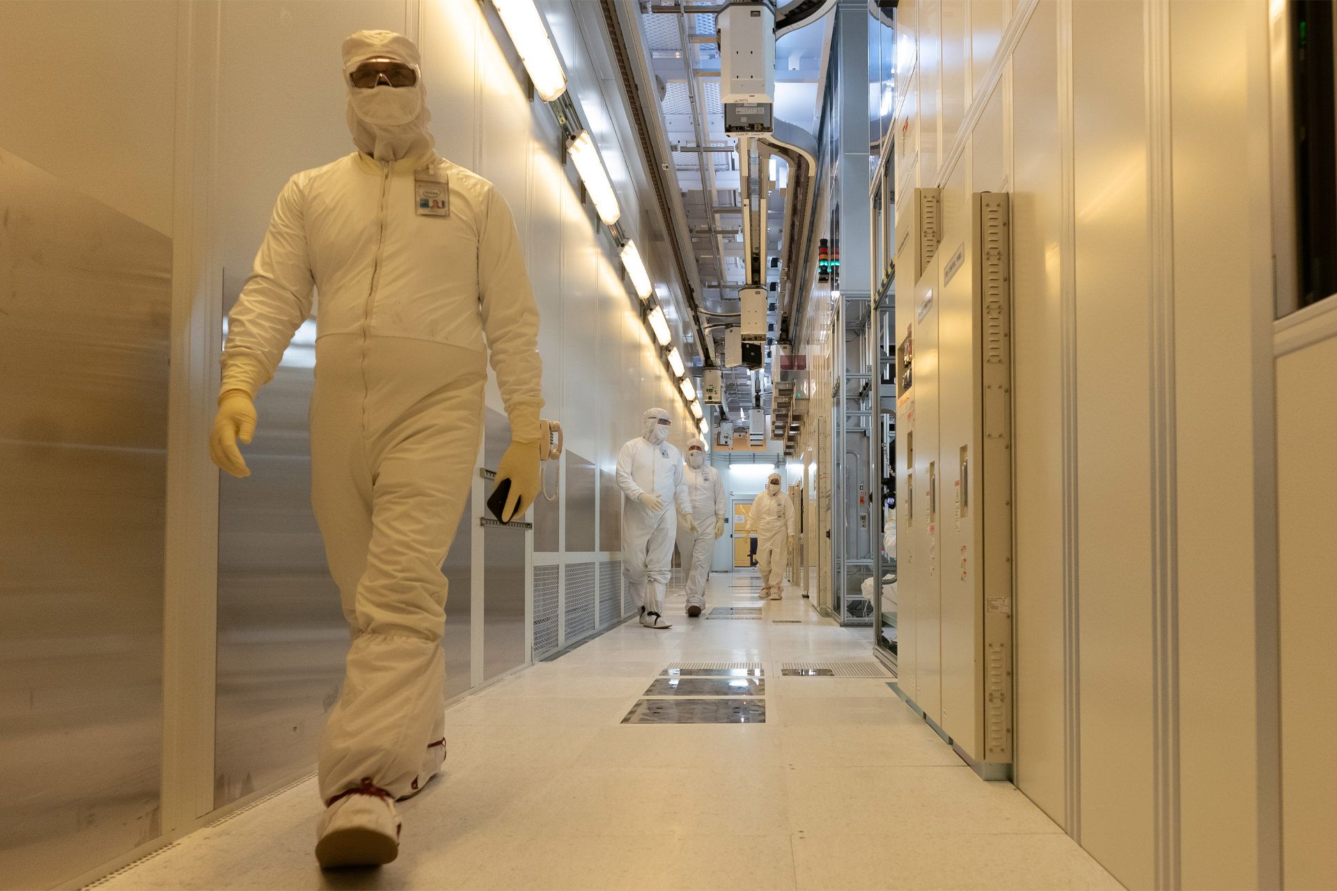 داخل کارخانه تولیدی اینتل / Intel چند فرد با لباس سفید