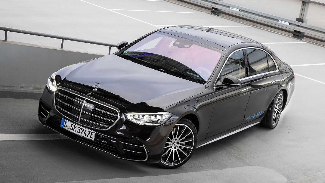نمای سه چهارم مرسدس بنز کلاس اس مدل 2021 / 2021 Mercedes S-Class در ورودی پارکینگ