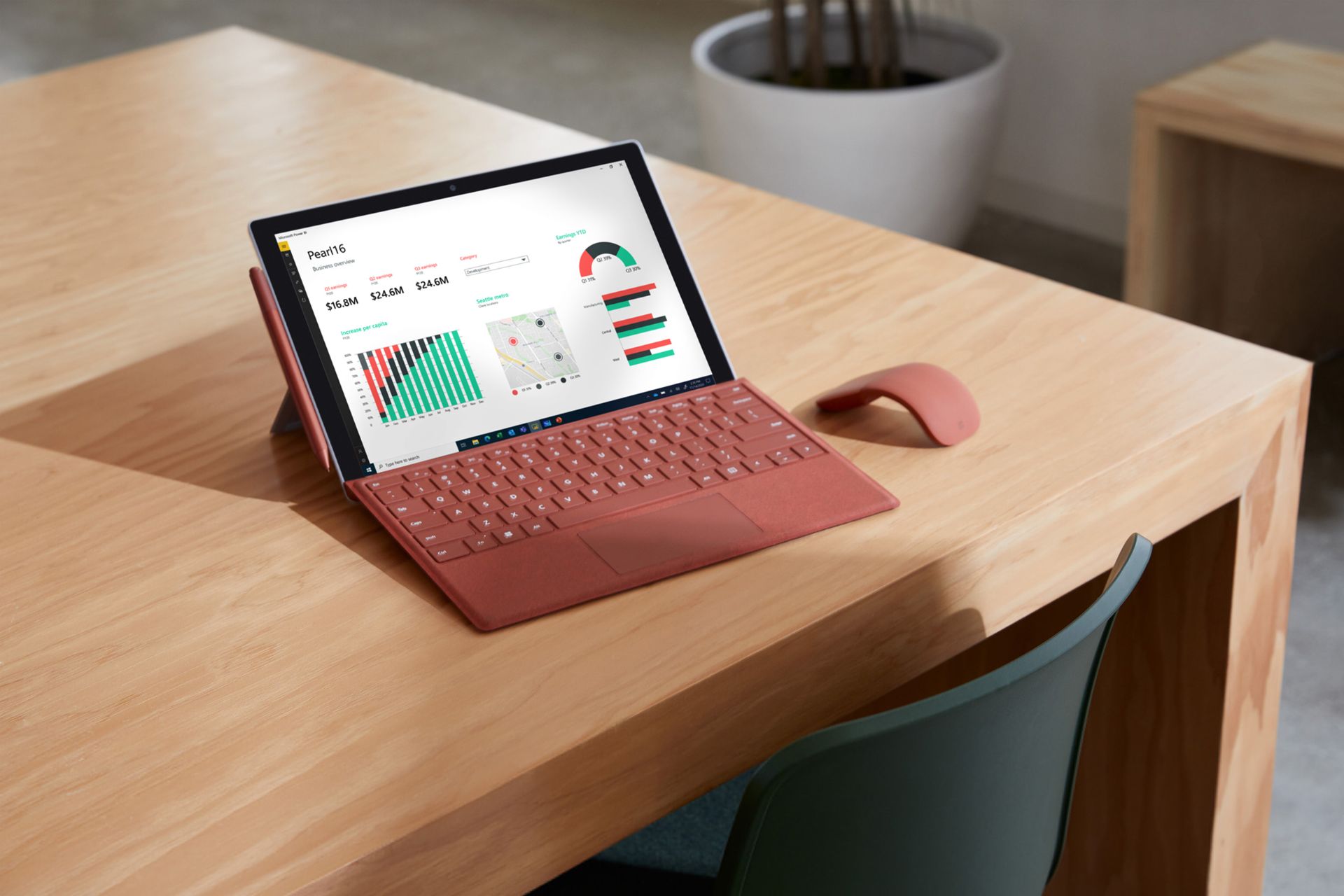 لپ تاپ سرفیس پرو 7 پلاس / Surface Pro 7 Plus رنگ قرمز روی میز چوبی با ماوس