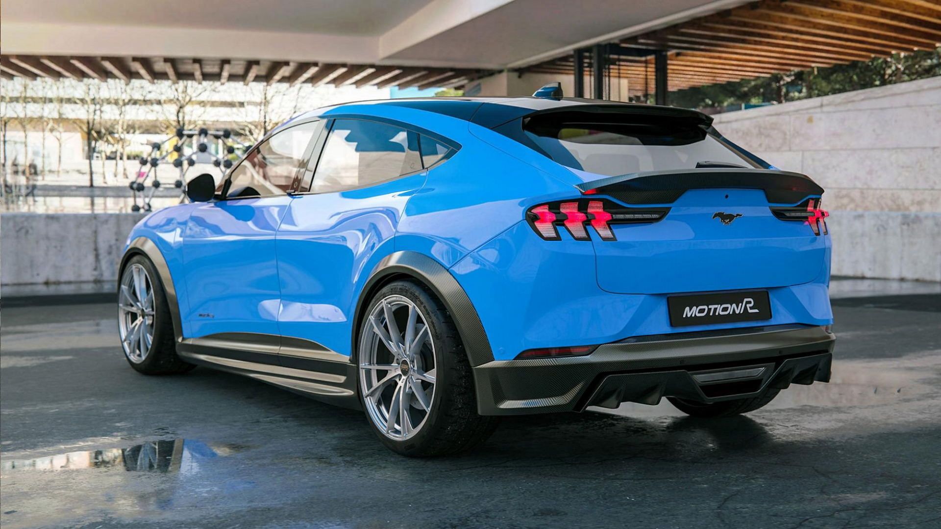 نمای عقب کراس اور برقی فورد موستانگ مک ای / Ford Mustang Mach-E آبی رنگ