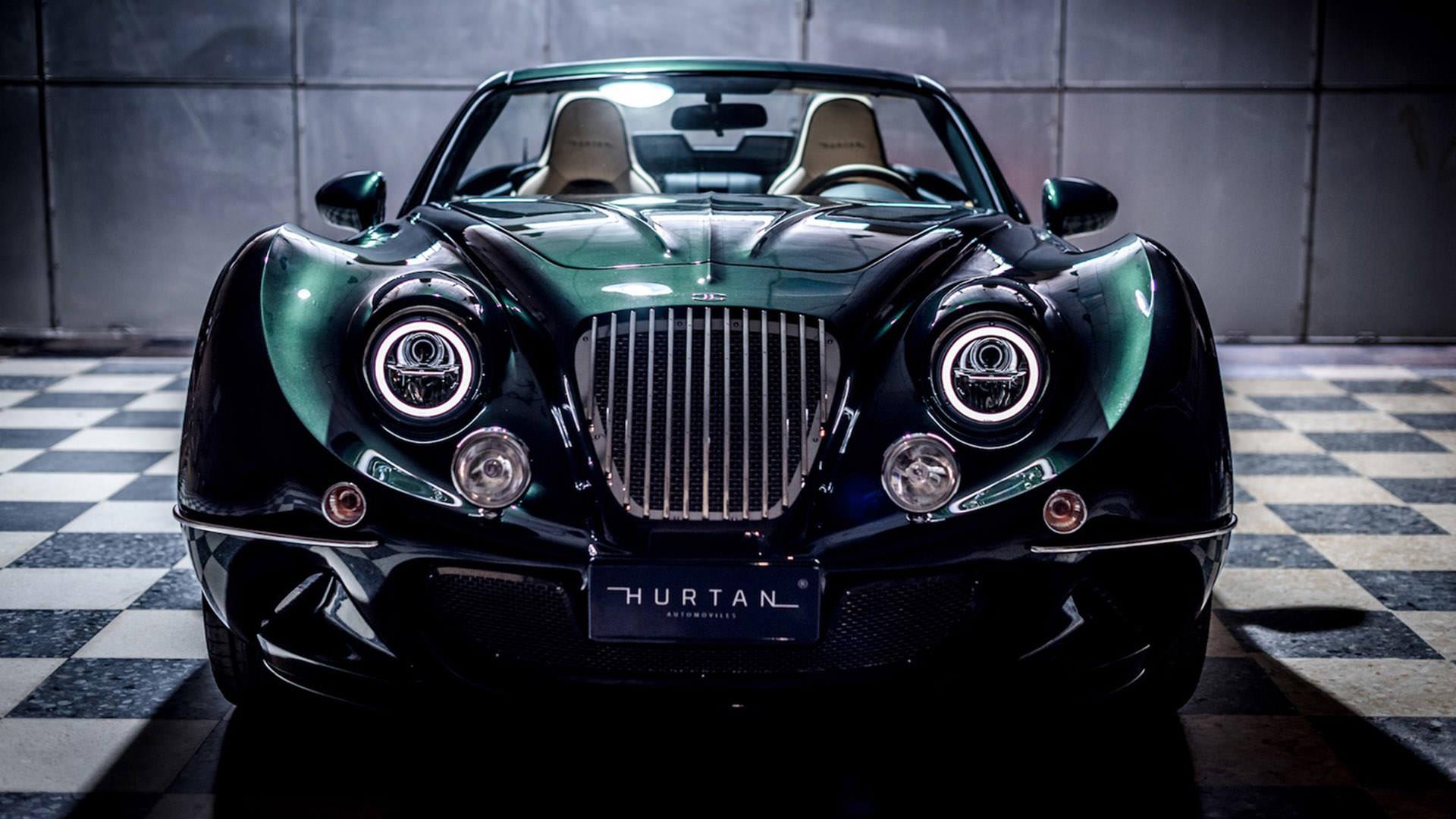 نمای جلو رودستر کلاسیک هورتان گرند آلبایسین / Hurtan Grand Albaycin مبتنی بر مزدا میاتا / Mazda Miata MX-5 سبز رنگ روی سطح شطرنجی