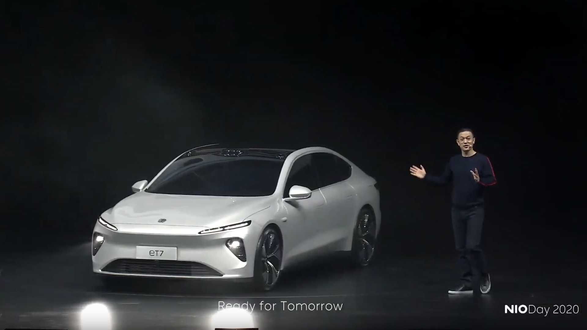 خودروی الکتریکی / Electric Car نیو / NIO ET7 سفید رنگ در کنار معرف