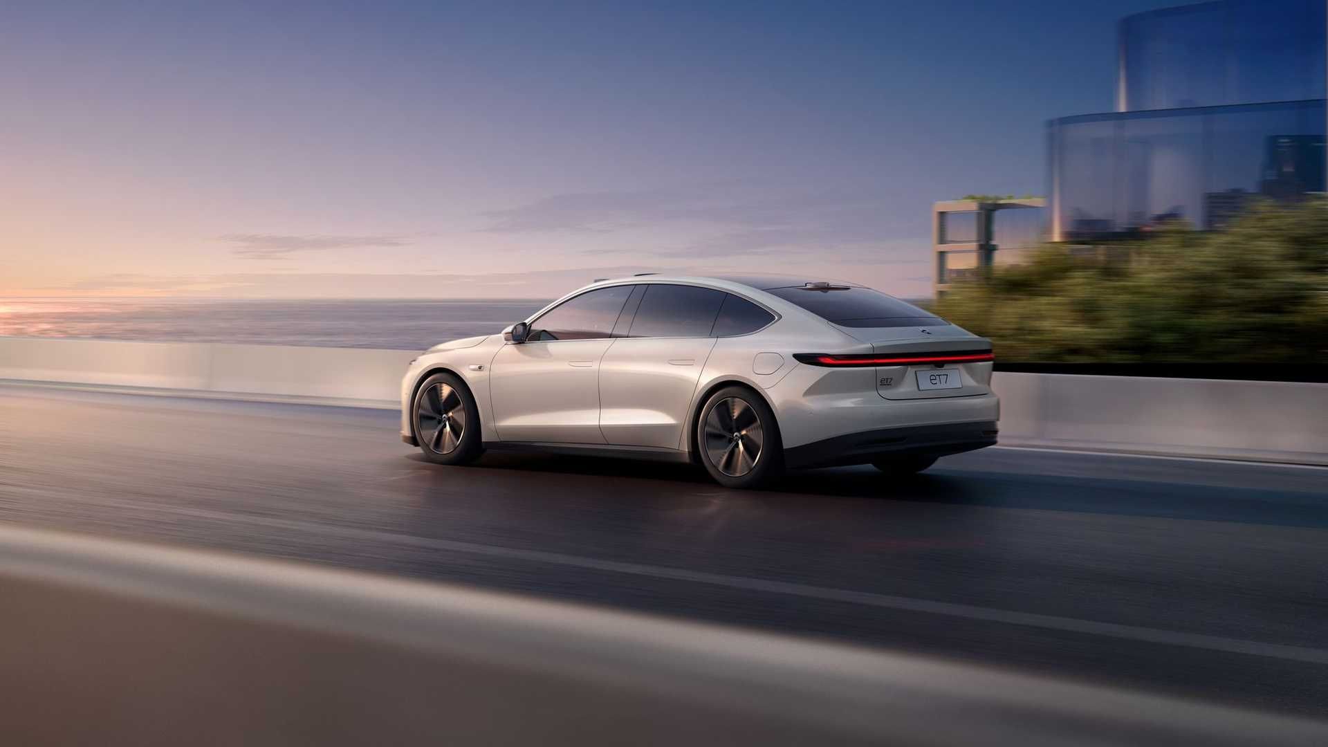 نمای عقب خودروی الکتریکی / Electric Car سدان نیو / NIO ET7 سفید رنگ