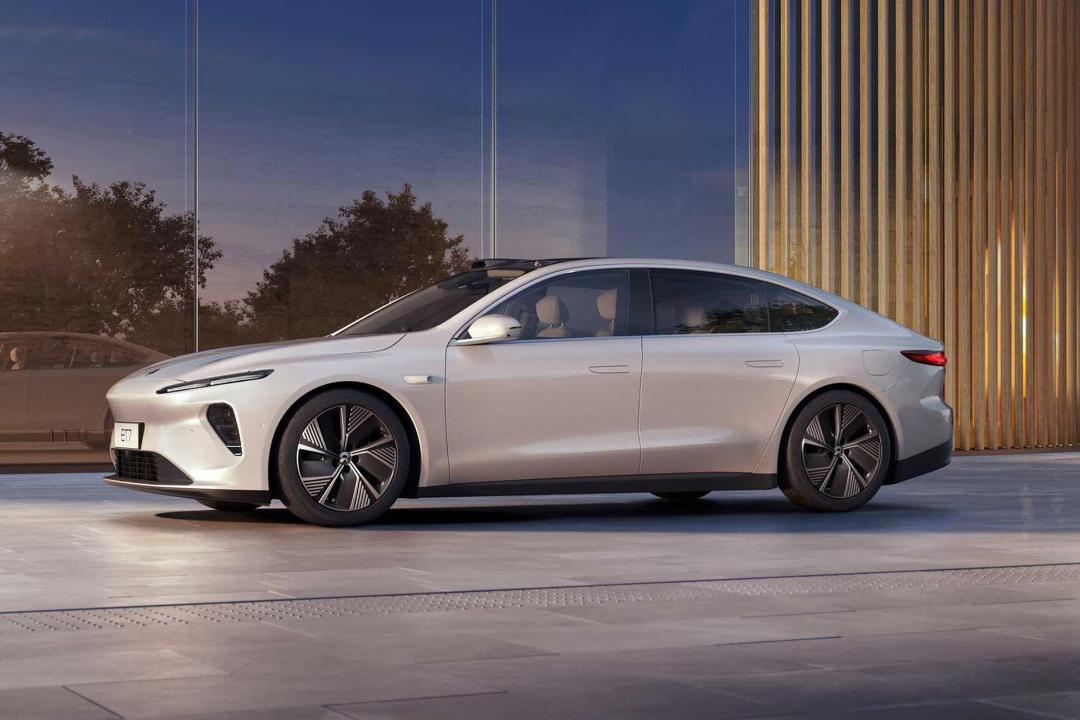 نمای جانبی خودروی الکتریکی / Electric Car نیو / NIO ET7 سفید رنگ