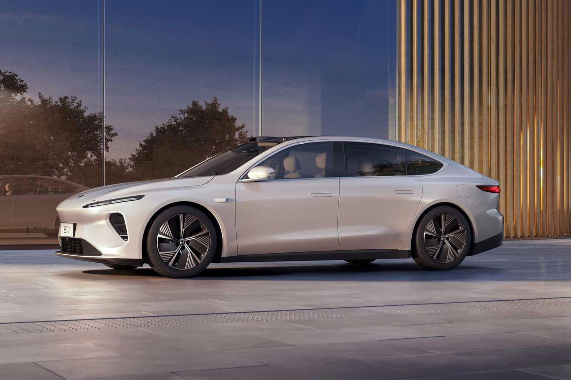 نمای جانبی خودروی الکتریکی / Electric Car نیو / NIO ET7 سفید رنگ