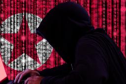 هکر کره شمالی با هودی مشکی درحال تایپ روی کیبورد / Hacker