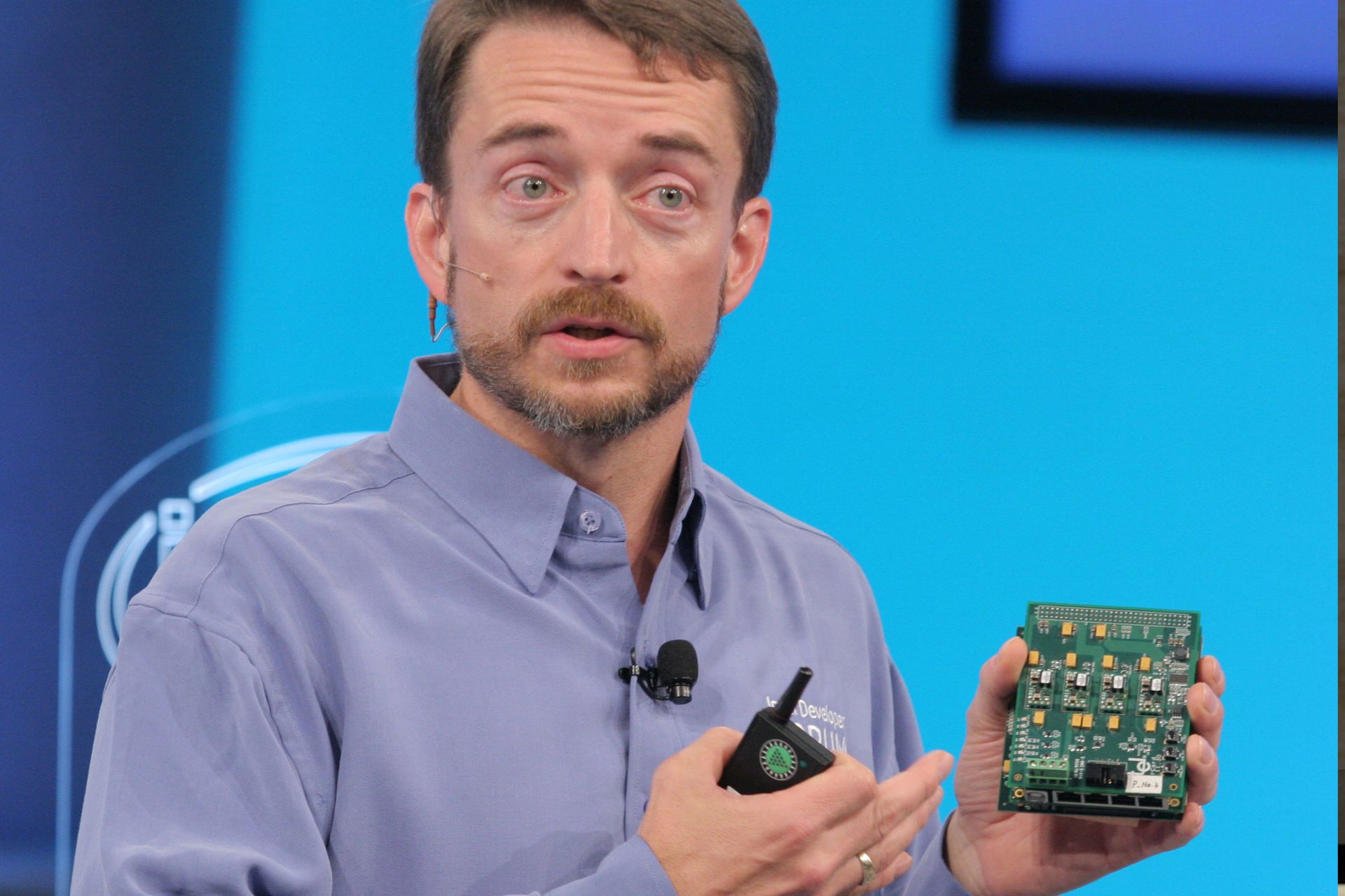 پت گلسینگر / Pat Gelsinger مدیرعامل اینتل درحال اجرای کنفرانس اشاره به تراشه