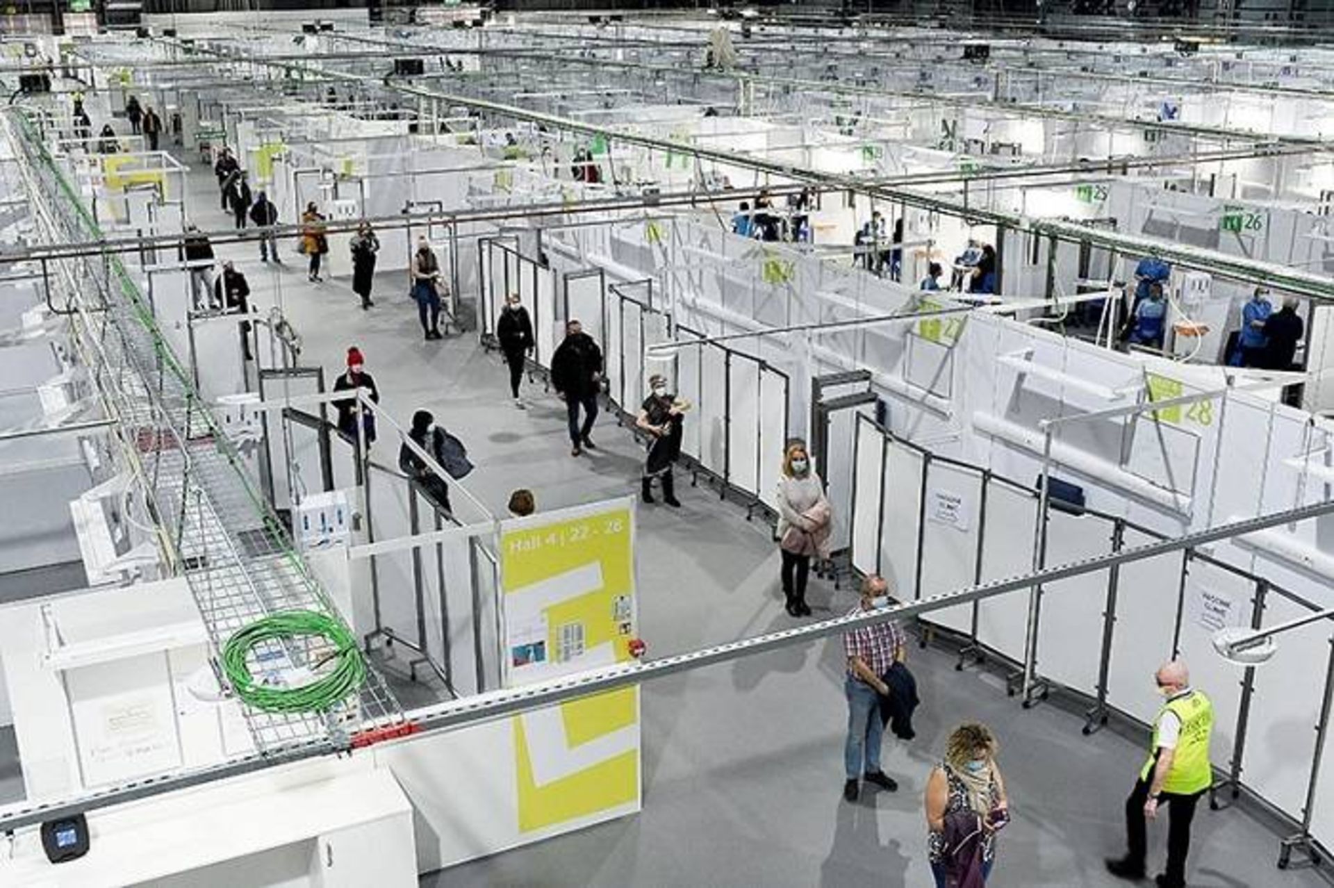 انتظار برای دریافت واکسن کرونا / People await coronavirus vaccines