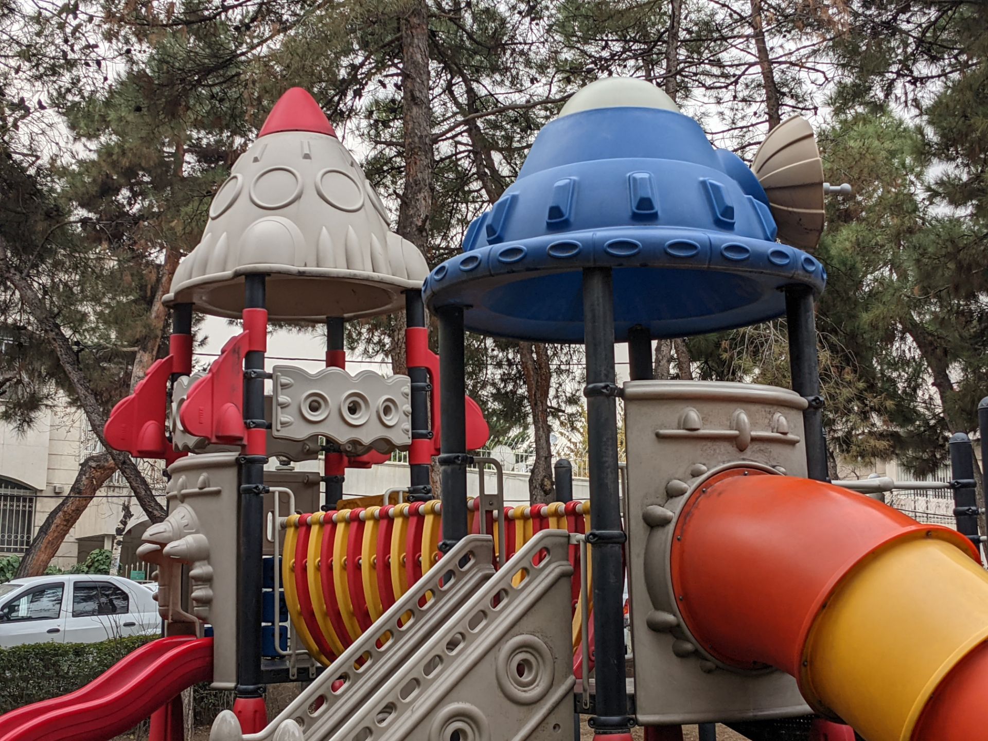 عکس نمونه با زوم ۲ برابری پیکسل ۵ در طول روز - زمین بازی کودک پارک صبا