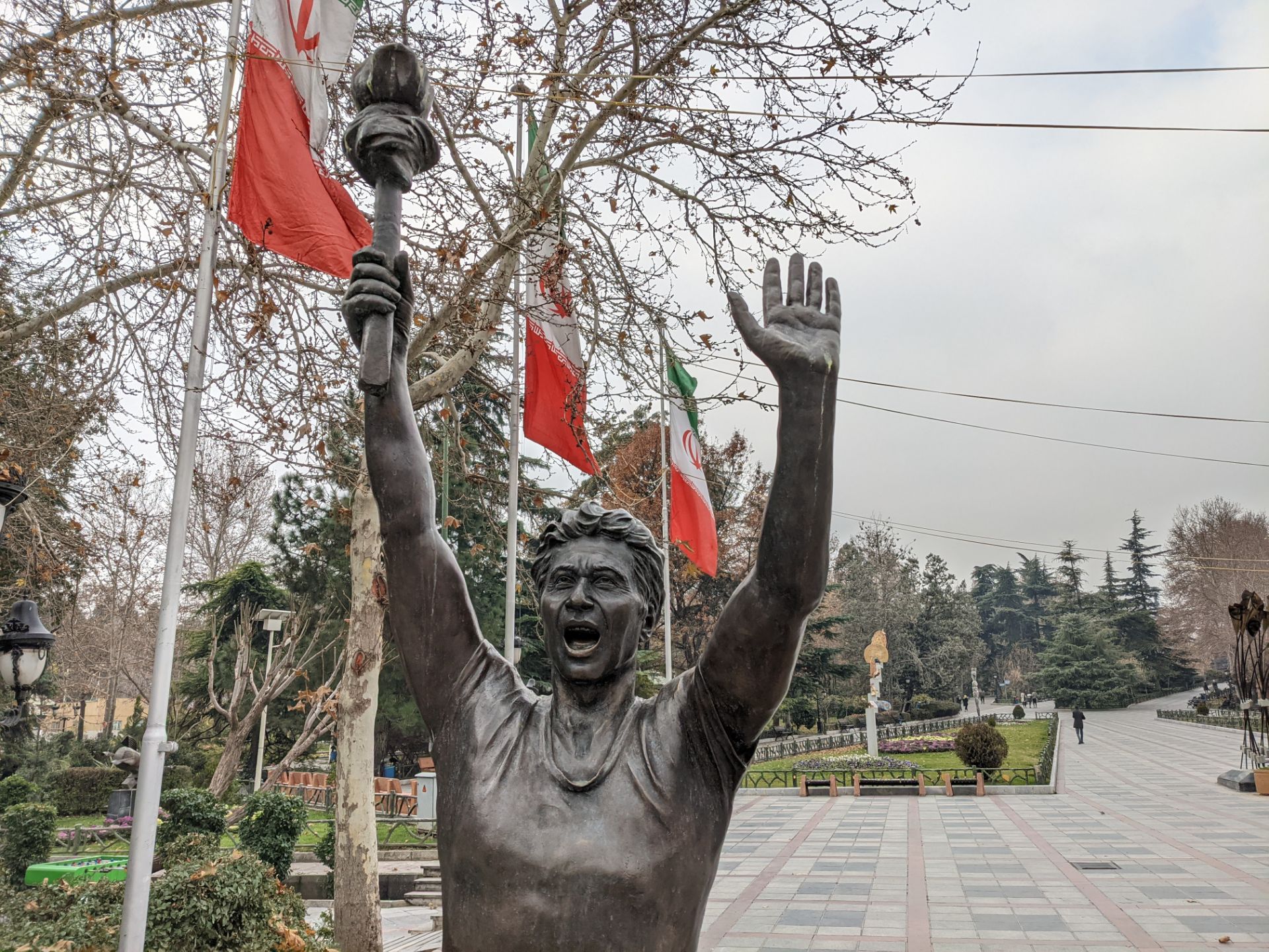 عکس نمونه با زوم ۲ برابری پیکسل ۵ در طول روز - مجسمه دهقان فداکار پارک ملت