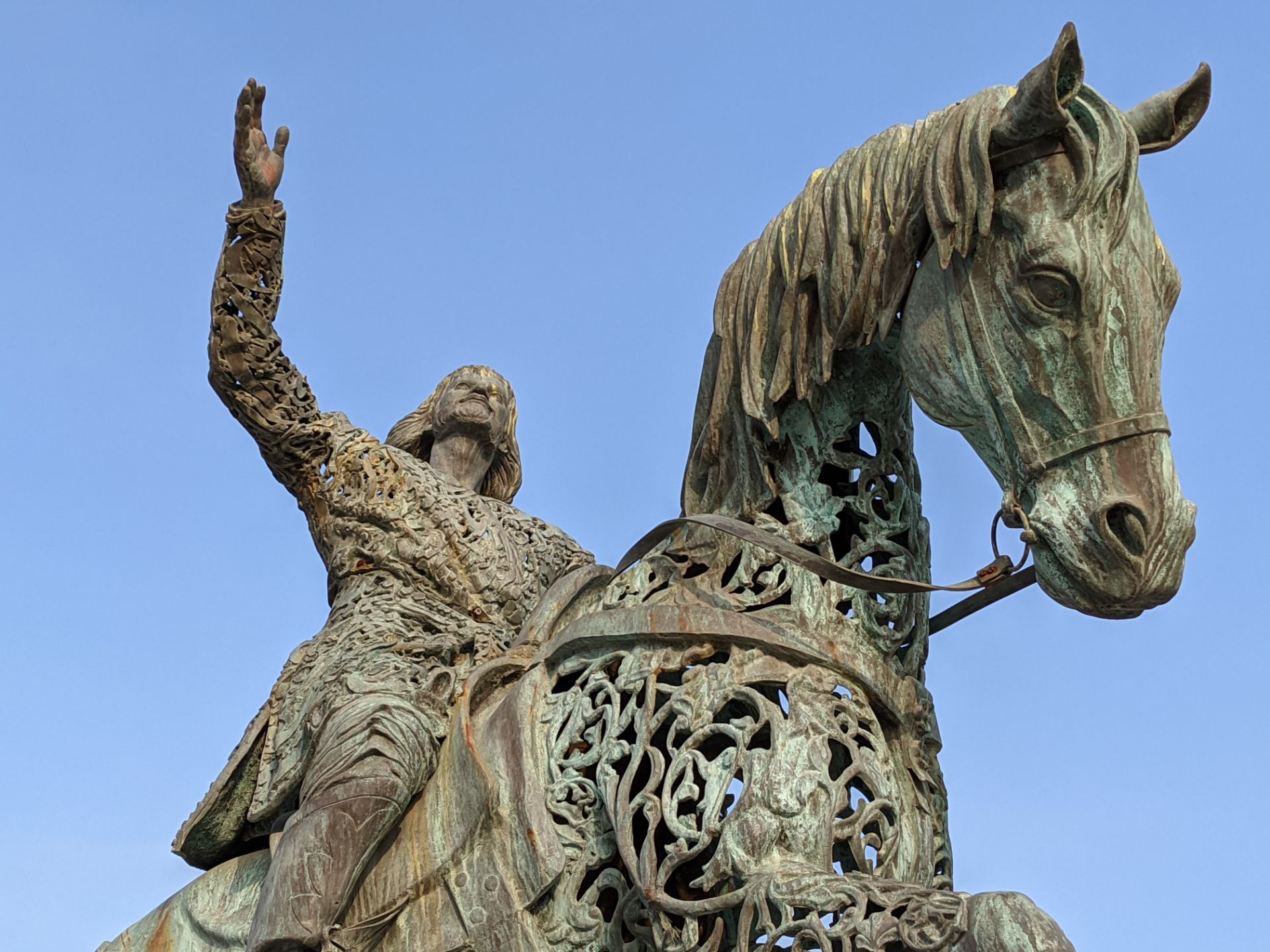 عکس نمونه با زوم ۲ برابری پیکسل ۵ در طول روز - مجسمه‌ای در پارک آب و آتش تهران