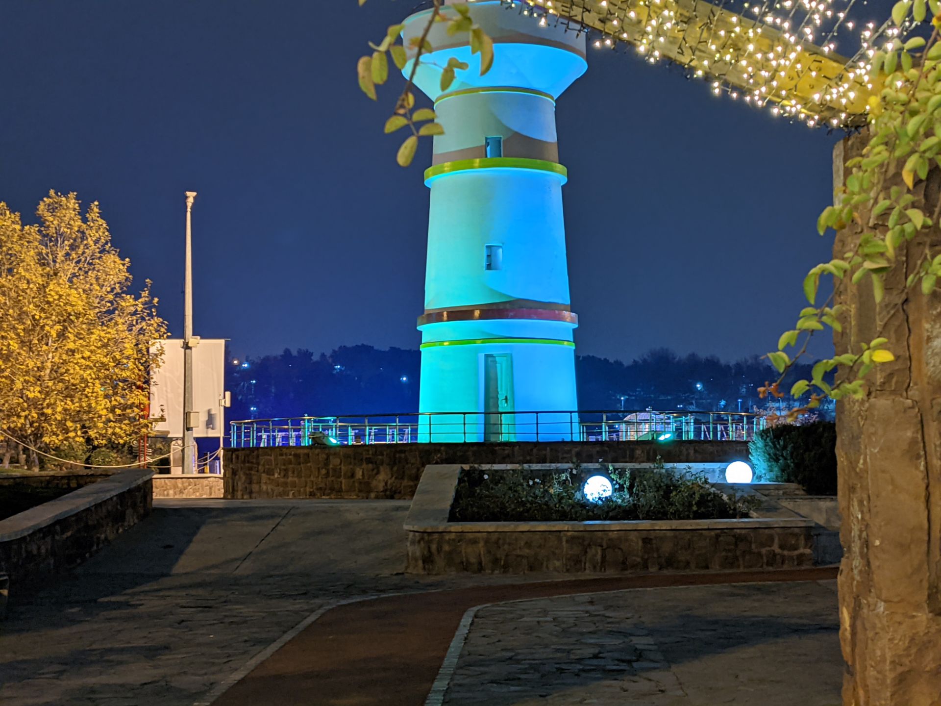 عکس نمونه دوربین اولتراواید پیکسل ۵ در تاریکی - فانوس دریایی پارک آب و آتش تهران