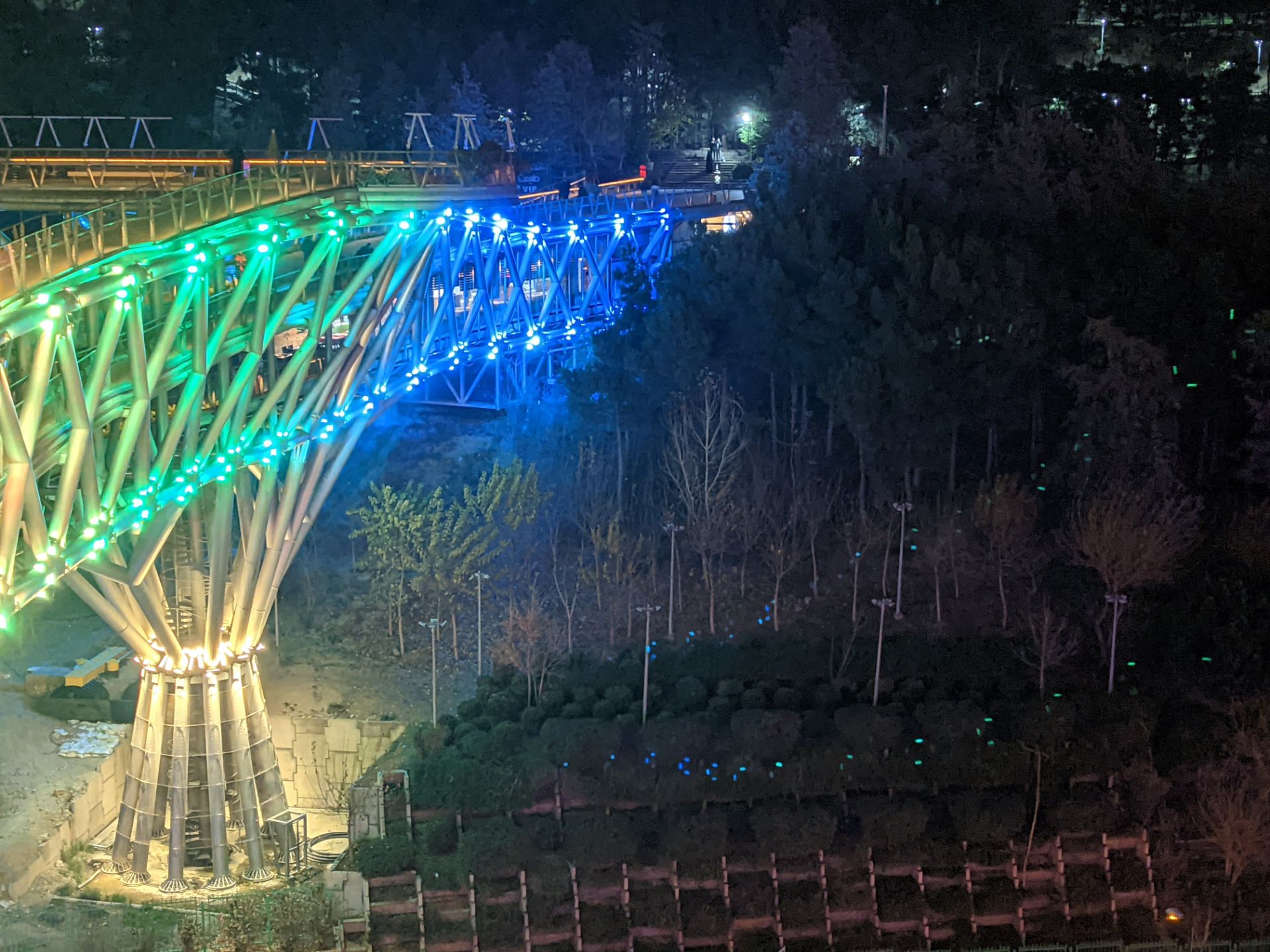 عکس نمونه دوربین اولتراواید پیکسل ۵ در تاریکی - چراغانی پل طبیعت