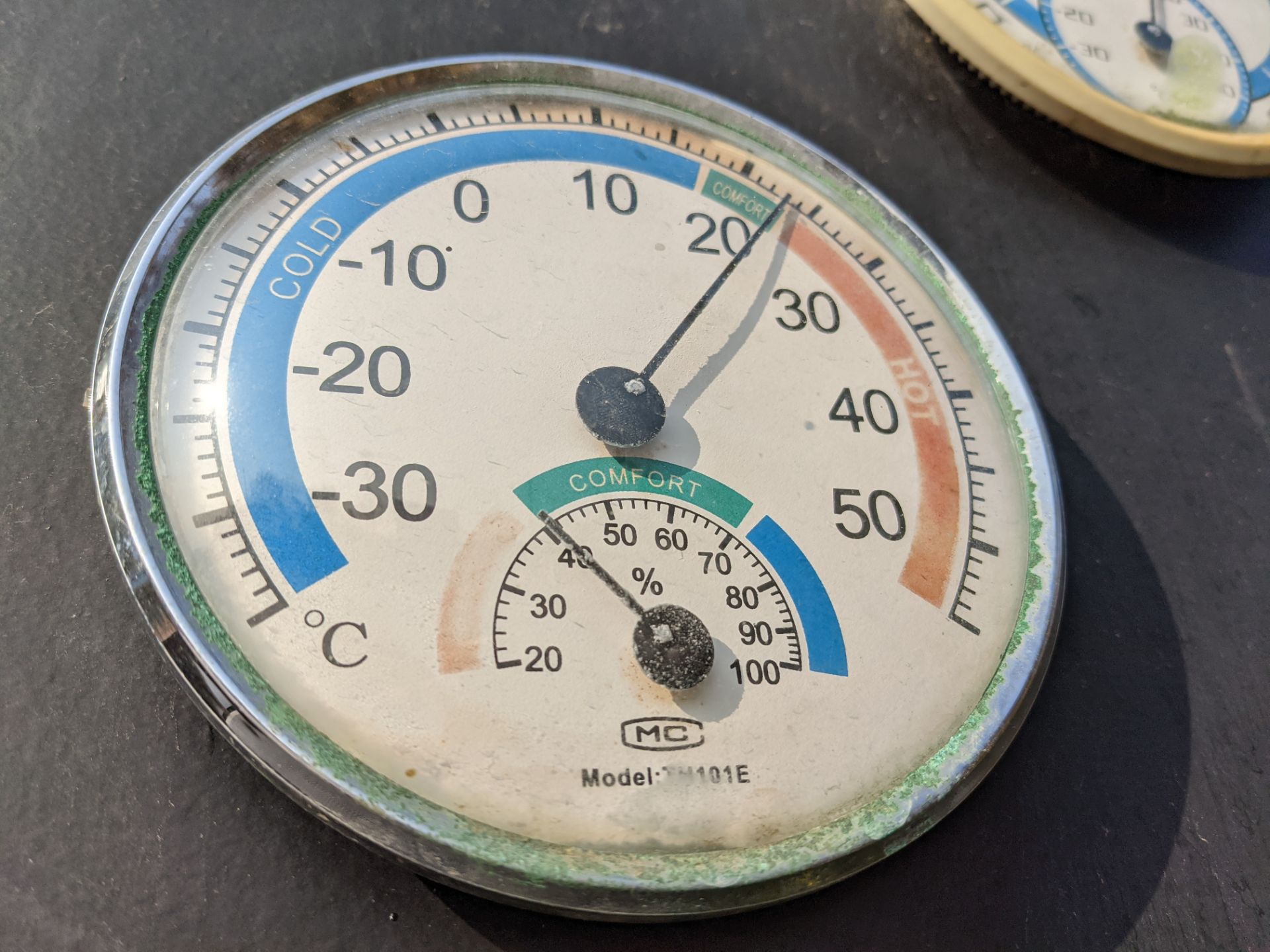 عکس نمونه دوربین اصلی پیکسل ۵ در طول روز - سنجه دما