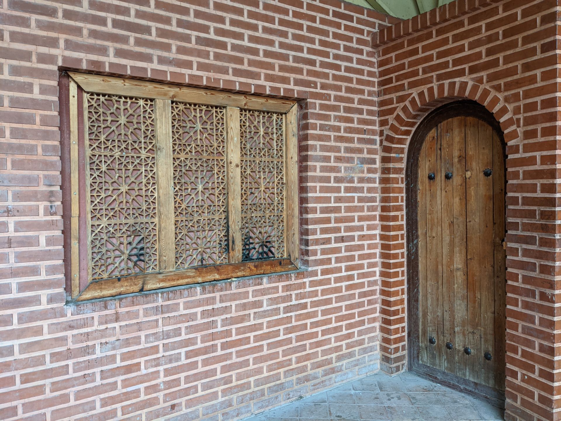 عکس نمونه دوربین اصلی پیکسل ۵ در طول روز - آجرنمایی در پارک صبا