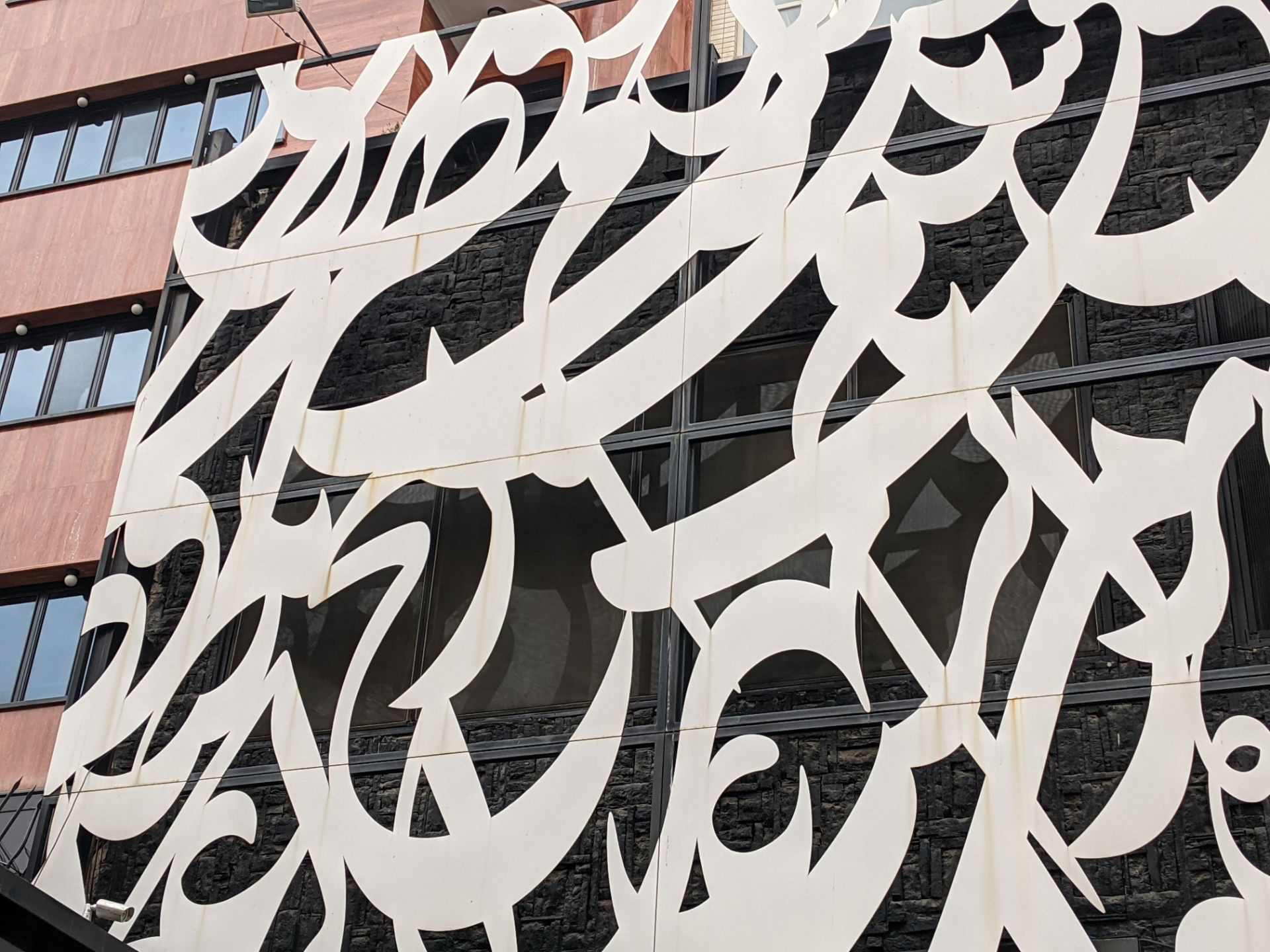 عکس نمونه دوربین اصلی پیکسل ۵ در طول روز - نمای ساختمانی در خیابان جردن