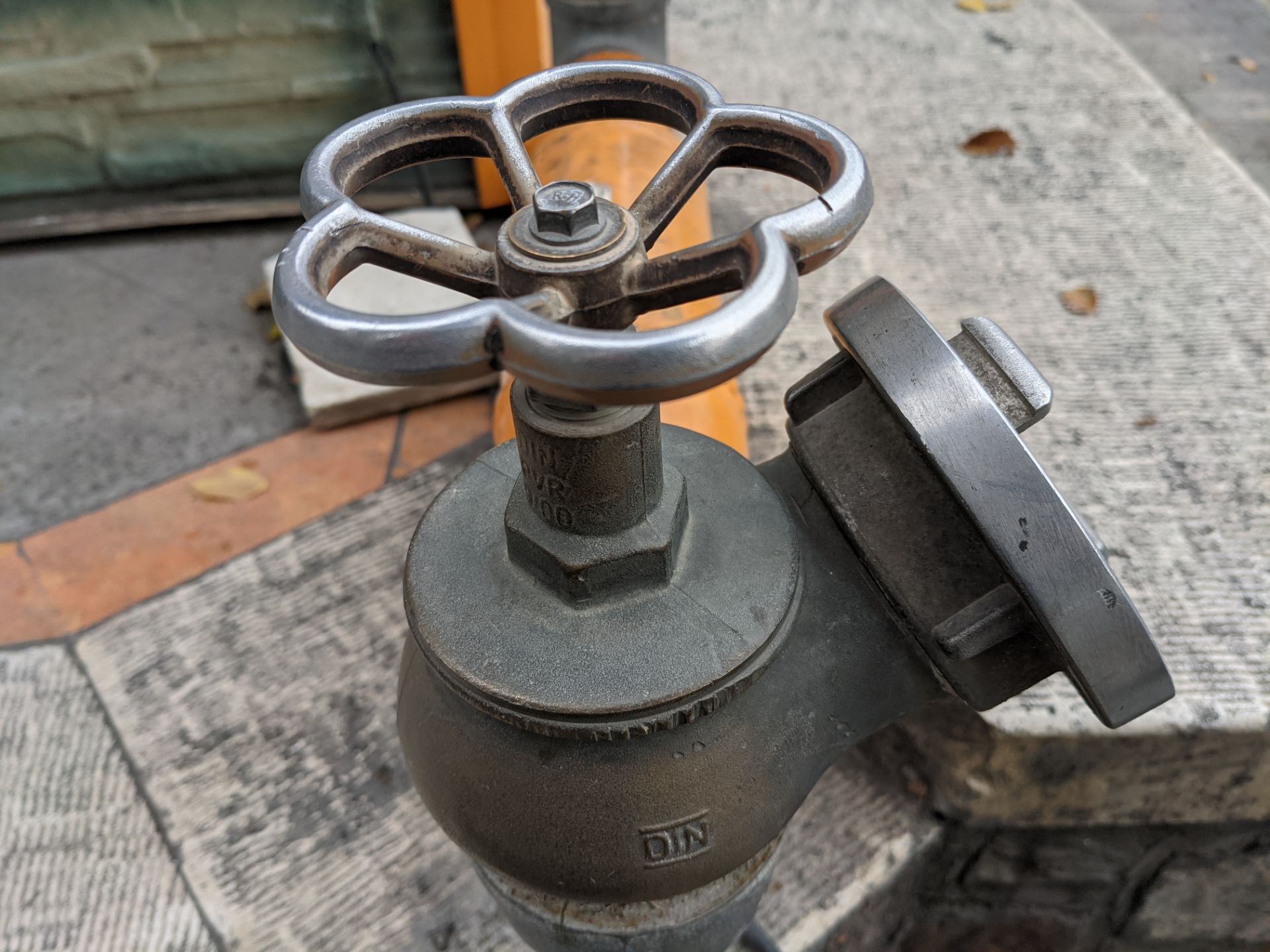 عکس نمونه دوربین اصلی پیکسل ۵ در طول روز - فلکه سوخت یک ساختمان در خیابان جردن