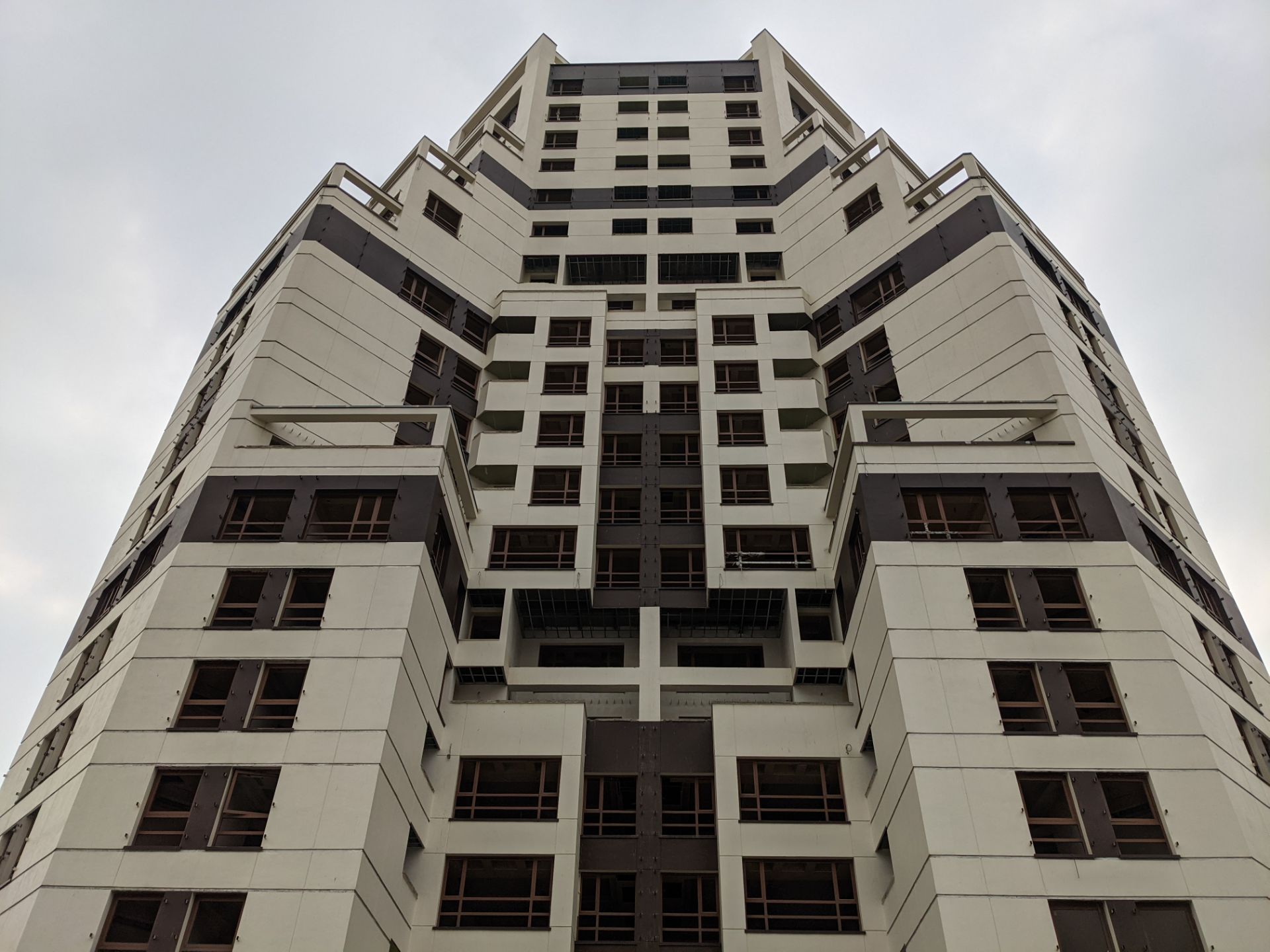 عکس نمونه دوربین اصلی پیکسل ۵ در طول روز - ساختمانی در خیابان جردن