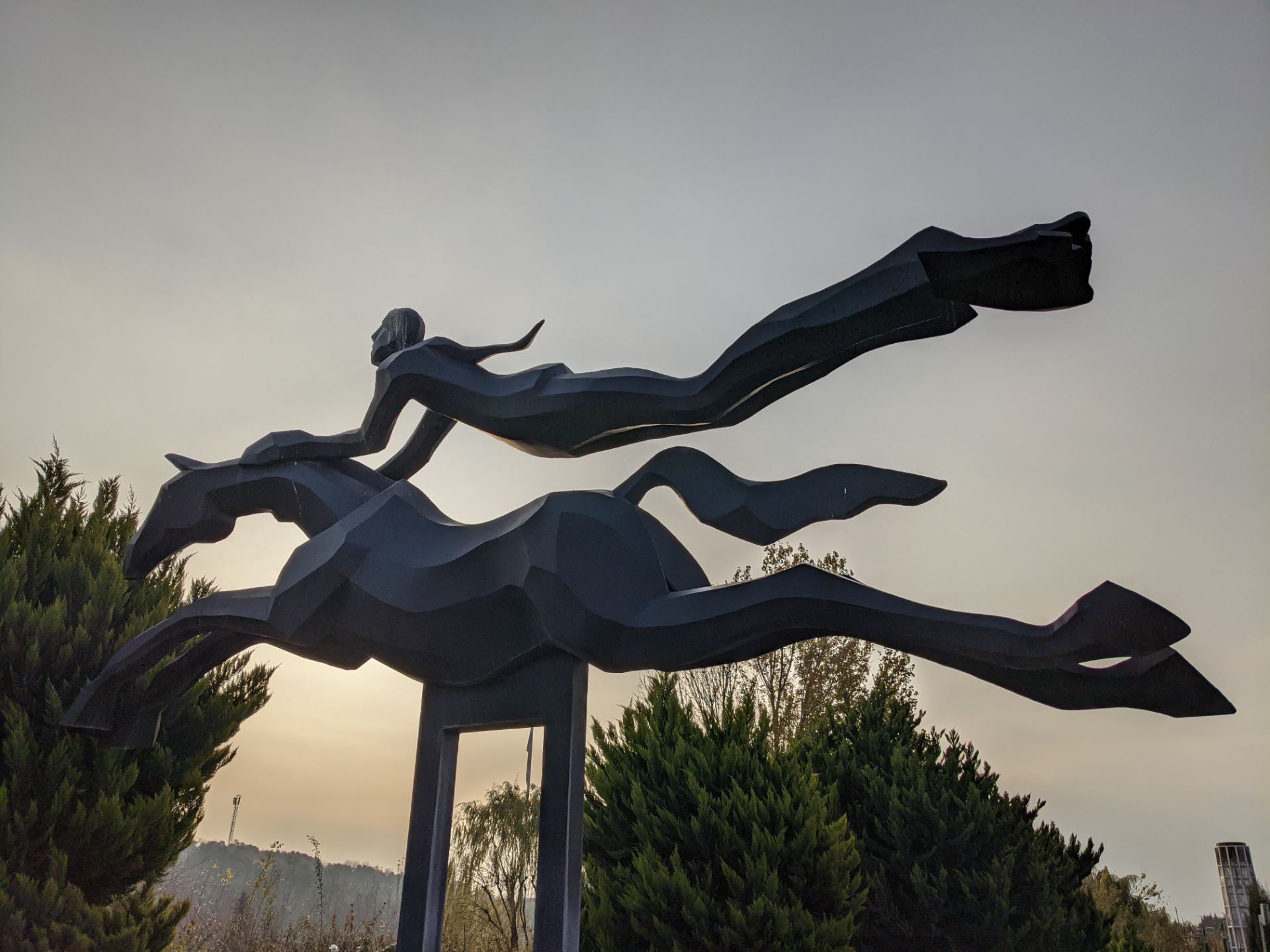 عکس نمونه دوربین اصلی پیکسل ۵ در طول روز - مجسمه‌ای در ورودی پارک آب و آتش تهران