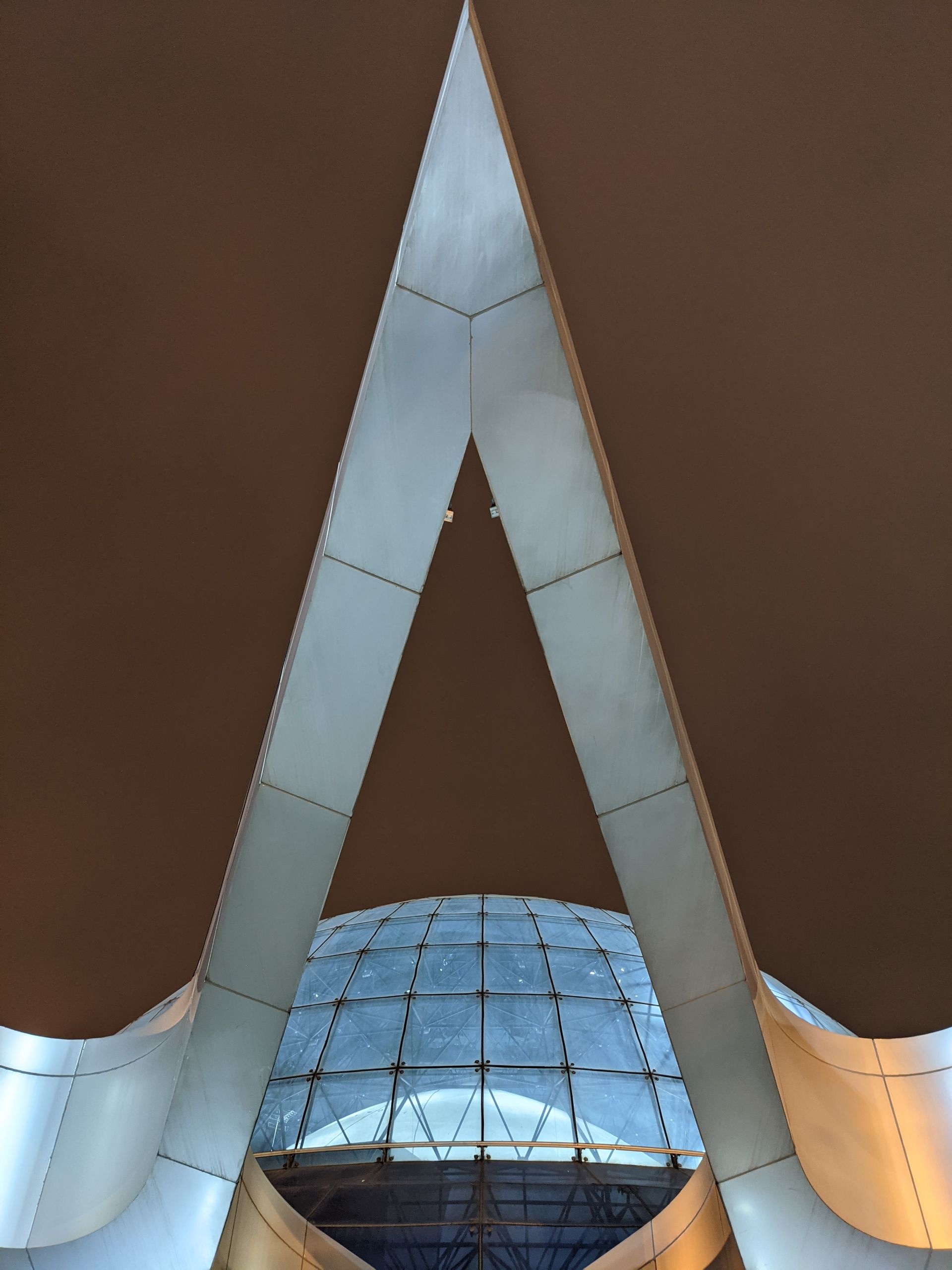 عکس نمونه دوربین اصلی پیکسل ۵ در تاریکی - گنبد مینا