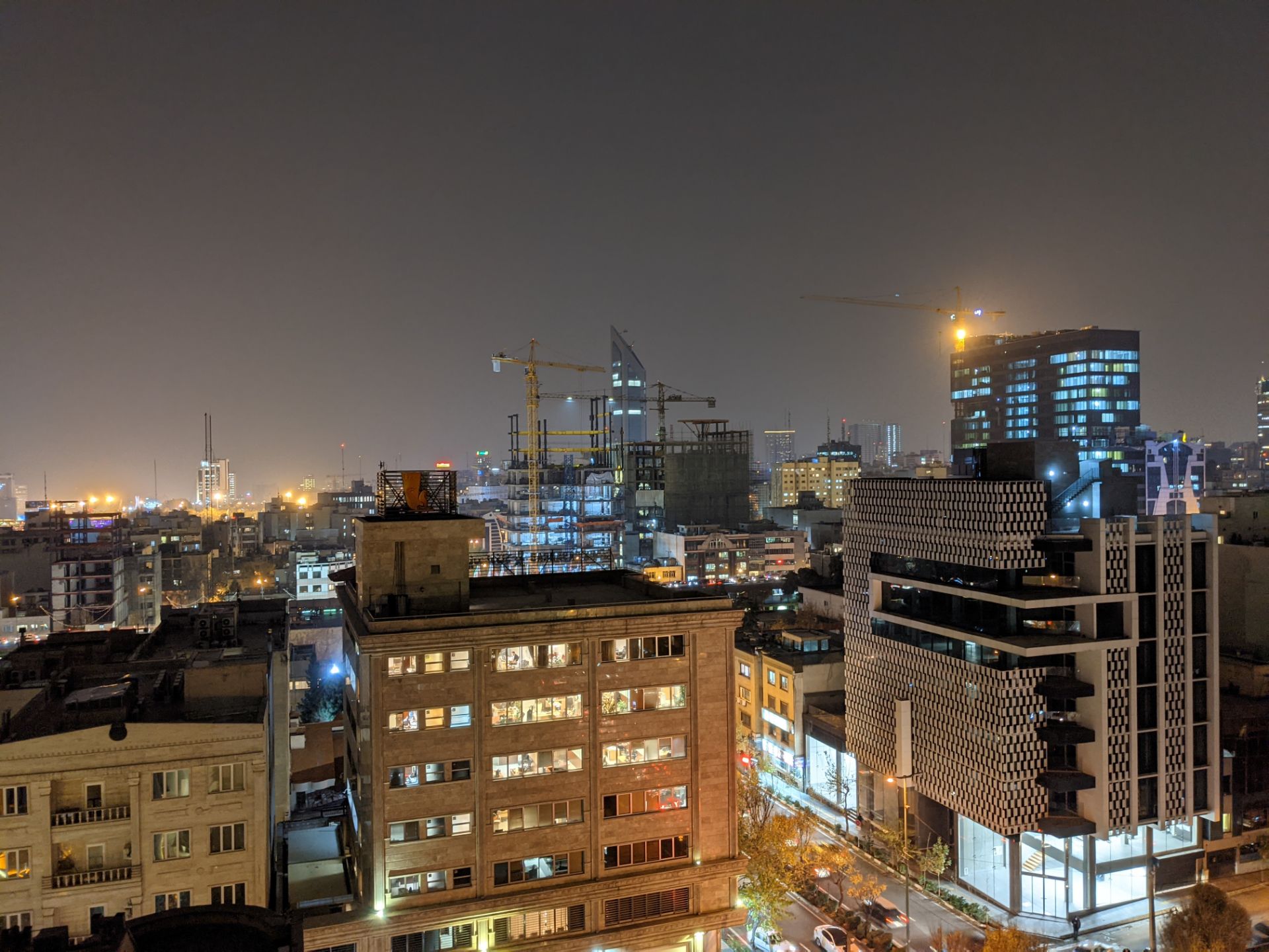 عکس نمونه دوربین اصلی پیکسل ۵ در تاریکی - ساختمان‌های خیابان جردن