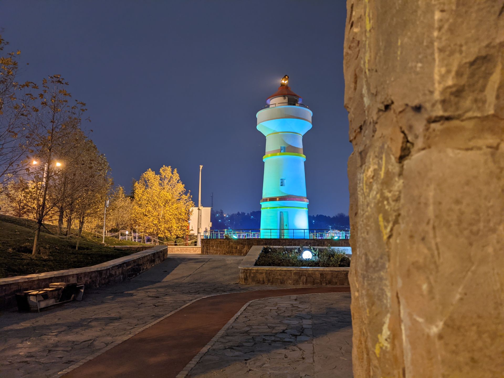 عکس نمونه دوربین اصلی پیکسل ۵ در تاریکی - فانوس دریایی پارک آب و آتش تهران