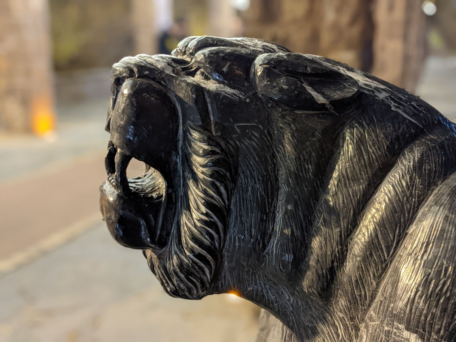 عکس نمونه پرتره پیکسل ۵ در تاریکی - مجسمه‌ای در پارک آب و آتش تهران