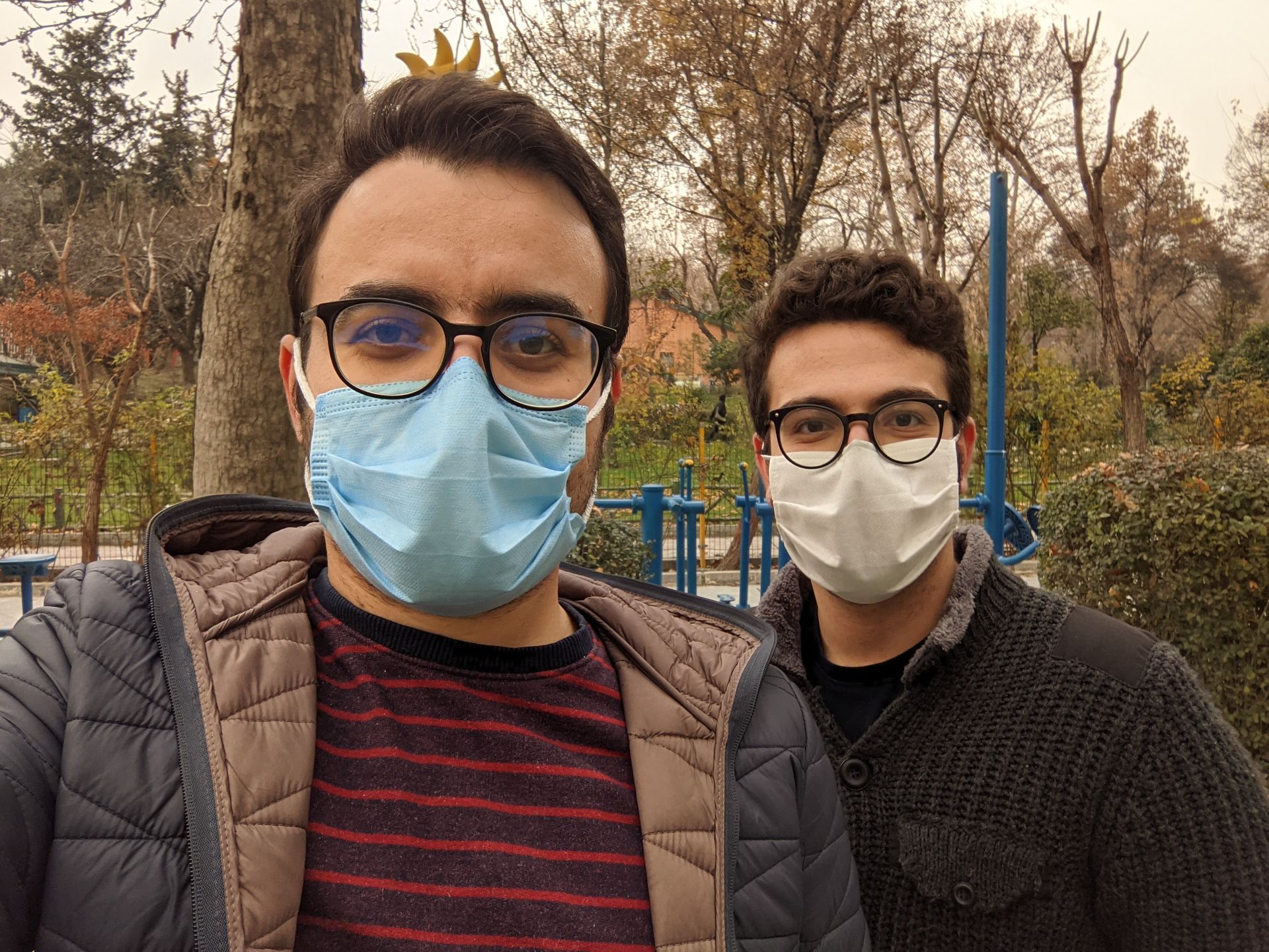 عکس نمونه سلفی پیکسل ۵ در طول روز - مهرداد عیسی لو و محمدامین صدقی