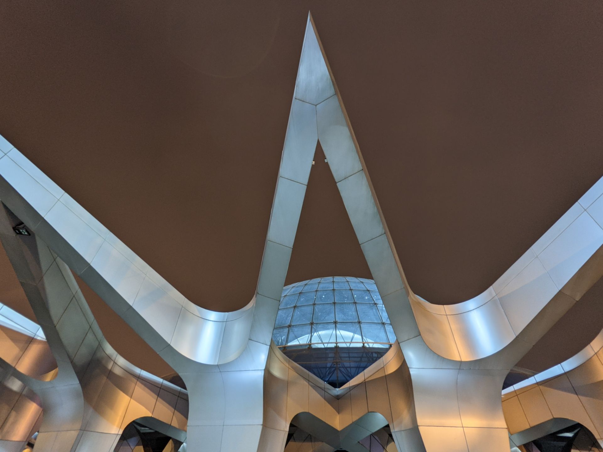 عکس نمونه دوربین اولتراواید پیکسل ۵ در تاریکی - گنبد مینا