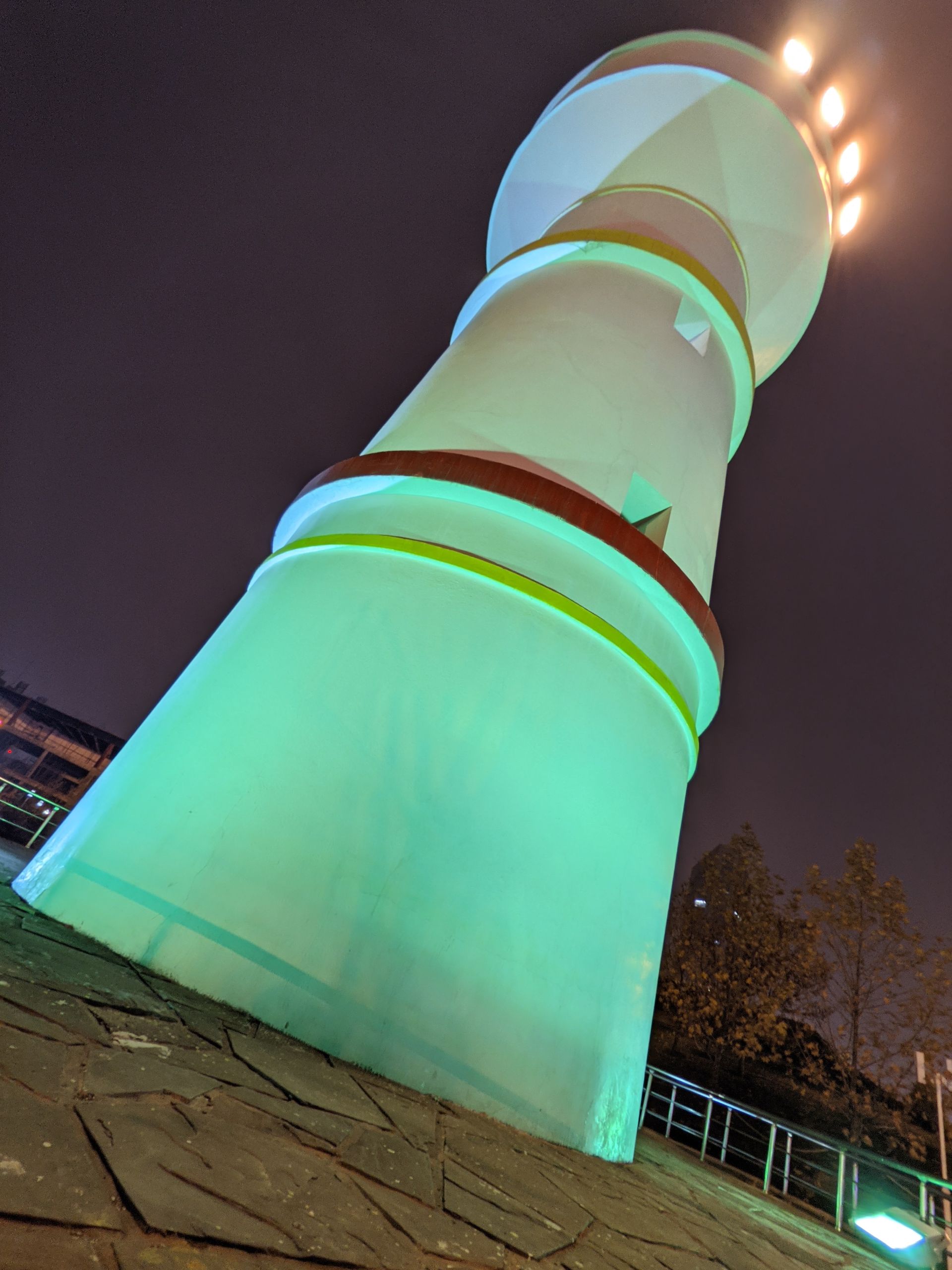 عکس نمونه دوربین اولتراواید پیکسل ۵ در تاریکی - فانوس دریایی پارک آب و آتش تهران