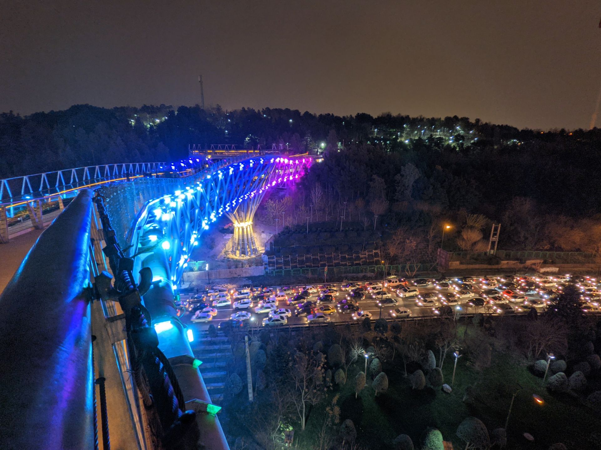 عکس نمونه دوربین اولتراواید پیکسل ۵ در تاریکی - چراغانی پل طبیعت 