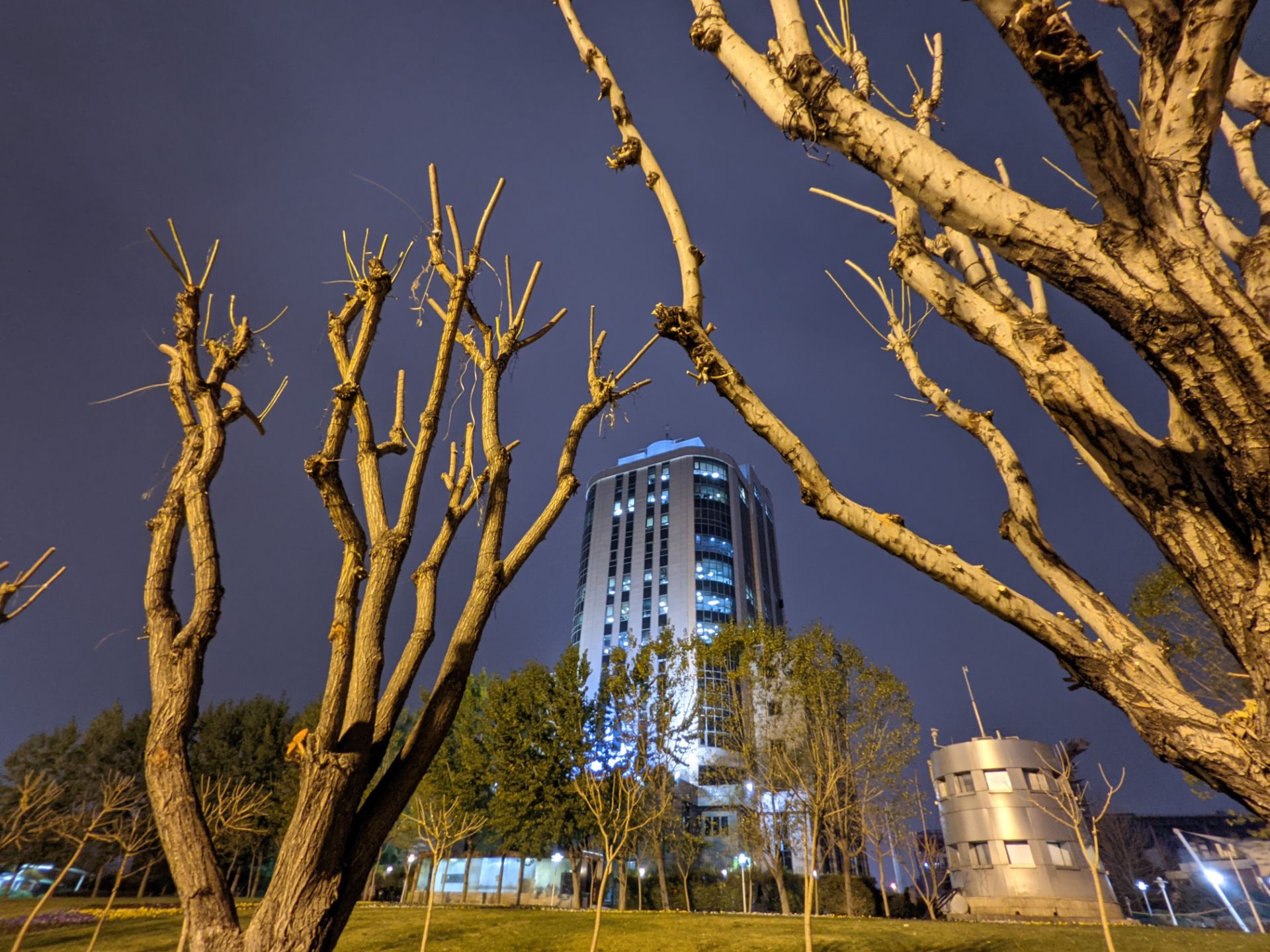 عکس نمونه دوربین اولتراواید پیکسل ۵ در تاریکی - ساختمانی در پارک آب و آتش