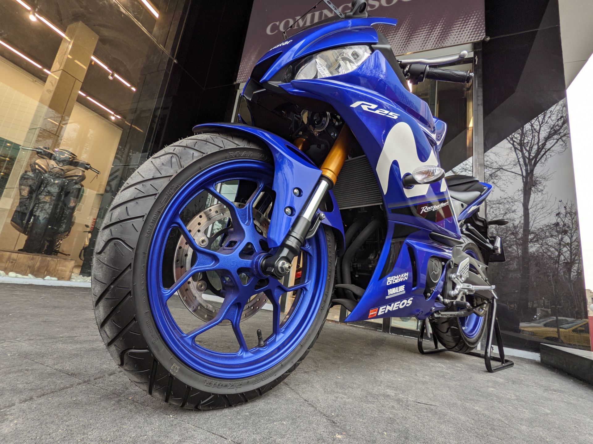 عکس نمونه دوربین اولتراواید پیکسل ۵ در طول روز - موتورسیکلتی در خیابان ولیعصر