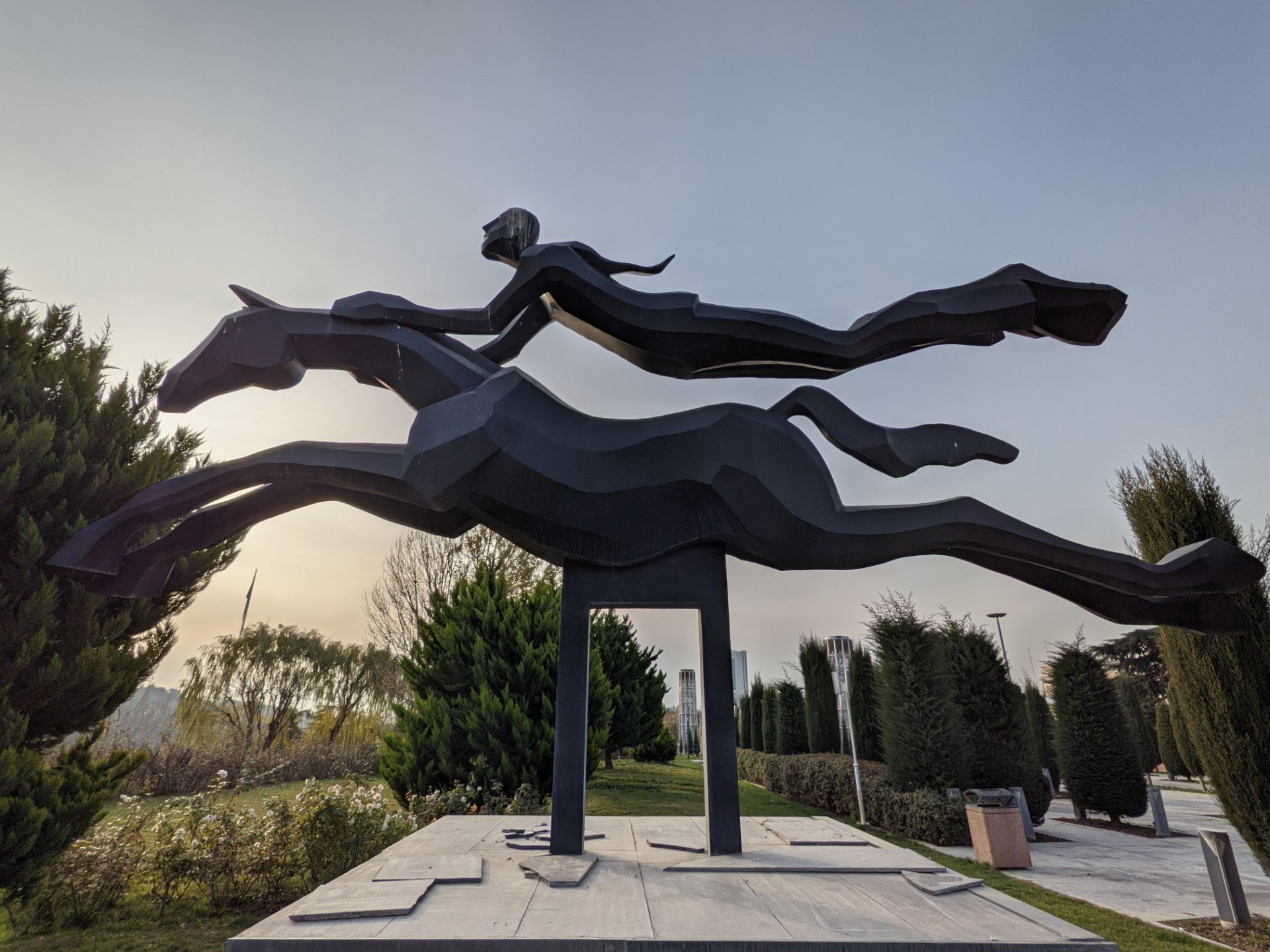 عکس نمونه دوربین اولتراواید پیکسل ۵ در طول روز - مجسمه‌ای در ورودی پارک آب و آتش تهران