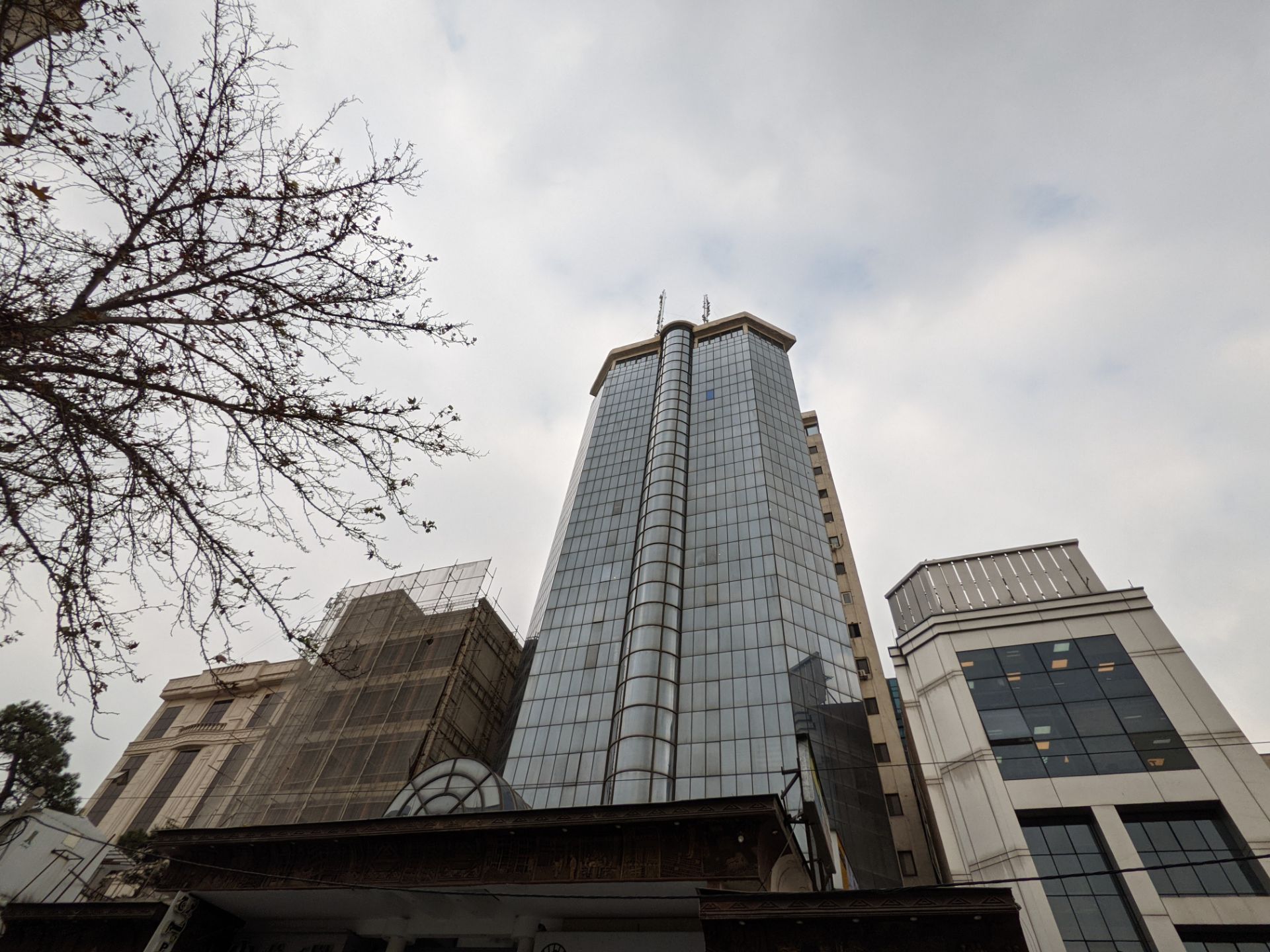 عکس نمونه دوربین اولتراواید پیکسل ۵ در طول روز - ساختمانی در خیابان جردن