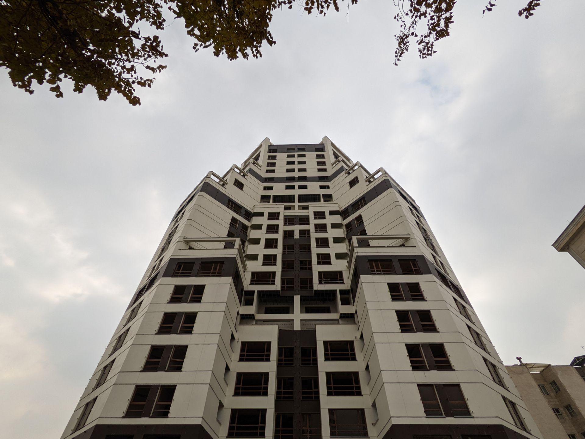 عکس نمونه دوربین اولتراواید پیکسل ۵ در طول روز - ساختمانی در خیابان جردن