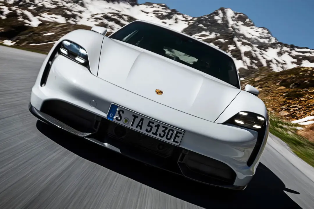 خودروی الکتریکی پورشه تایکان / Porsche Taycan سفید رنگ در جاده