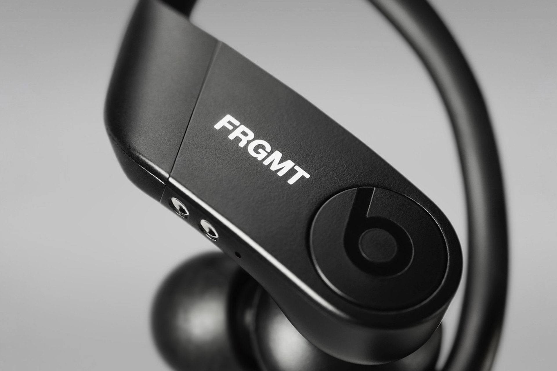 نمای نزدیک لوگوی FRGMT روی هدفون پاوربیتس پرو FRGMT