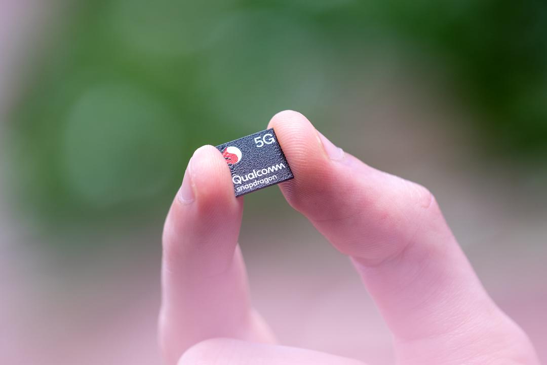 مودم 5G کوالکام اسنپدراگون در دست در فضای بیرون