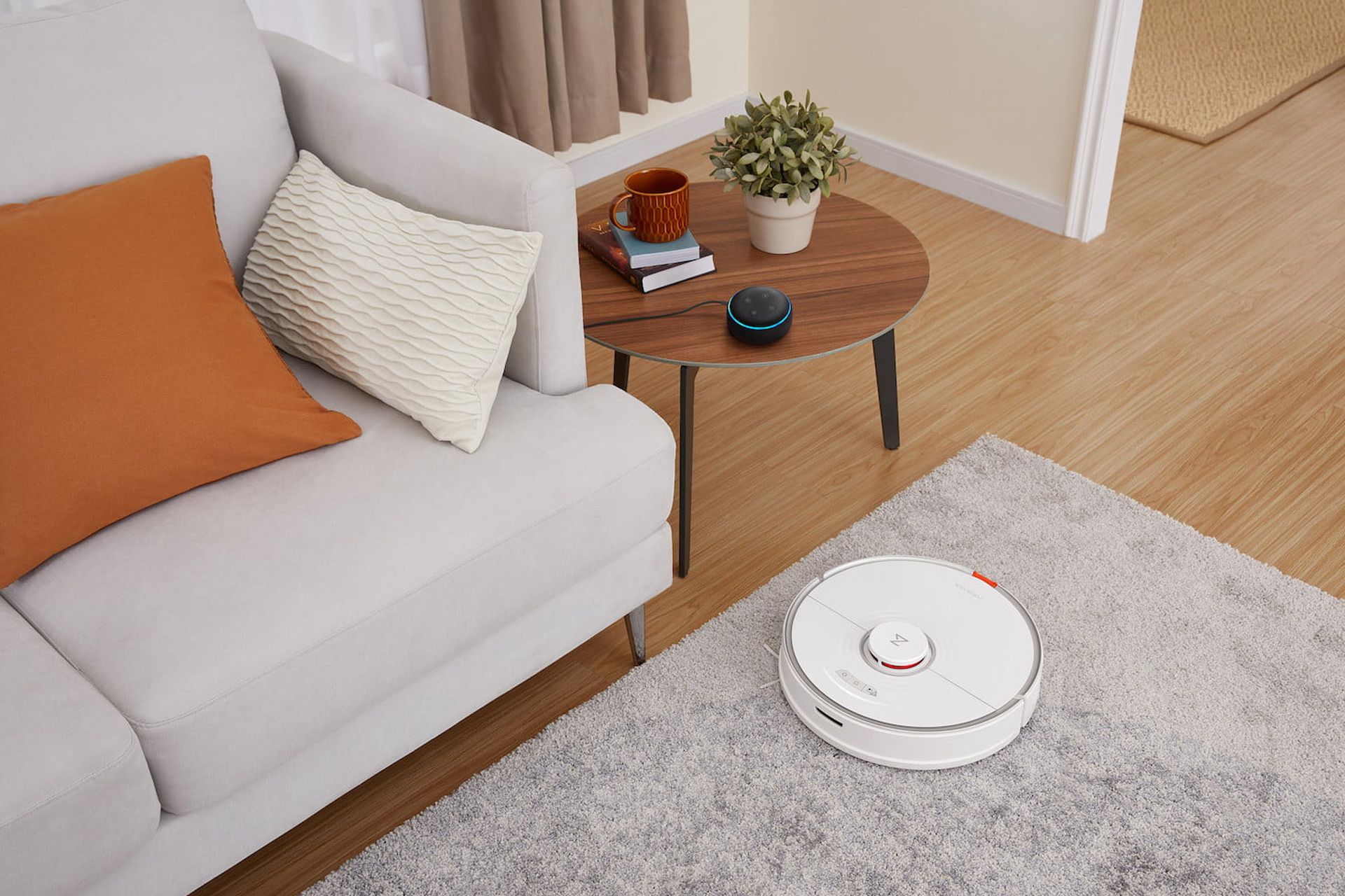 جاروبرقی رباتیک روبوراک اس 7 / Roborock S7 روی فرش کنار مبلمان