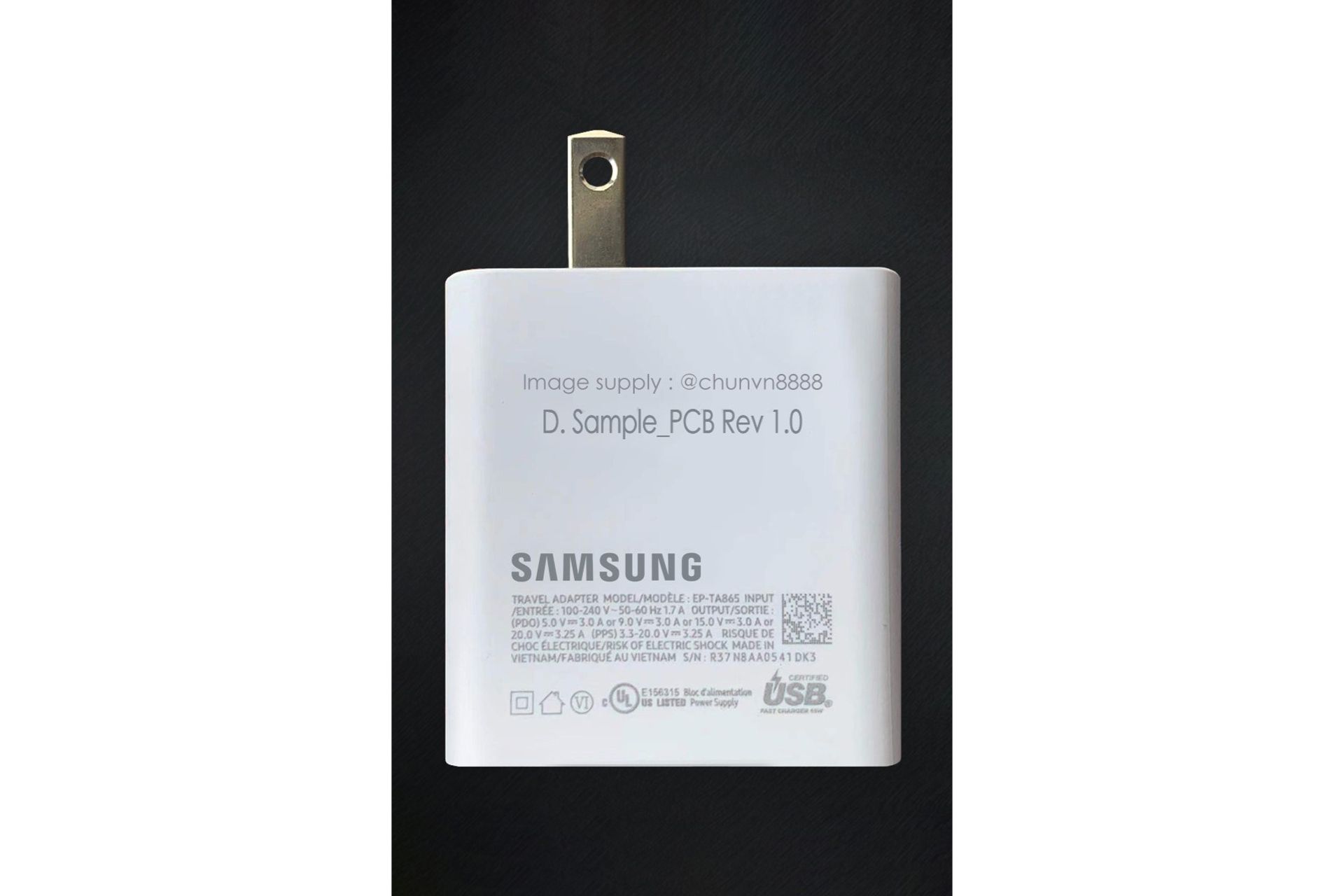 شارژر 65 وات USB-C سامسونگ از نمای جلو