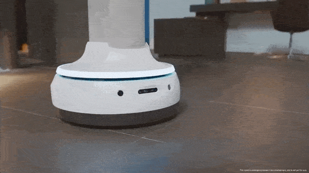 مرجع متخصصين ايران ربات سامسونگ Bot Handy درحال دادن آب به مدير سامسونگ در CES 2021