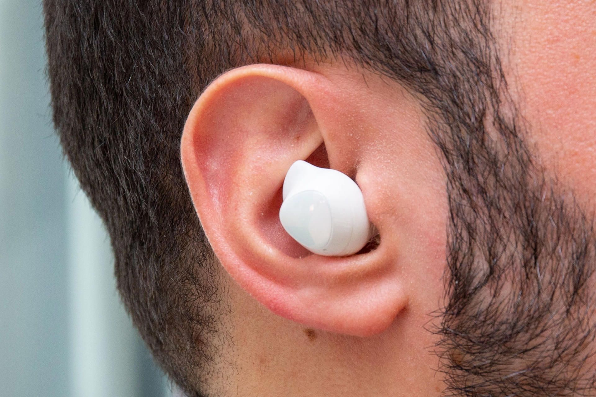 هدفون گلکسی بادز سامسونگ در گوش راست یک مرد