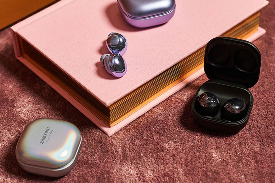 سه کیس شارژ گلکسی بادز پرو / Galaxy Buds Pro سامسونگ با هدفون در کنار کتاب