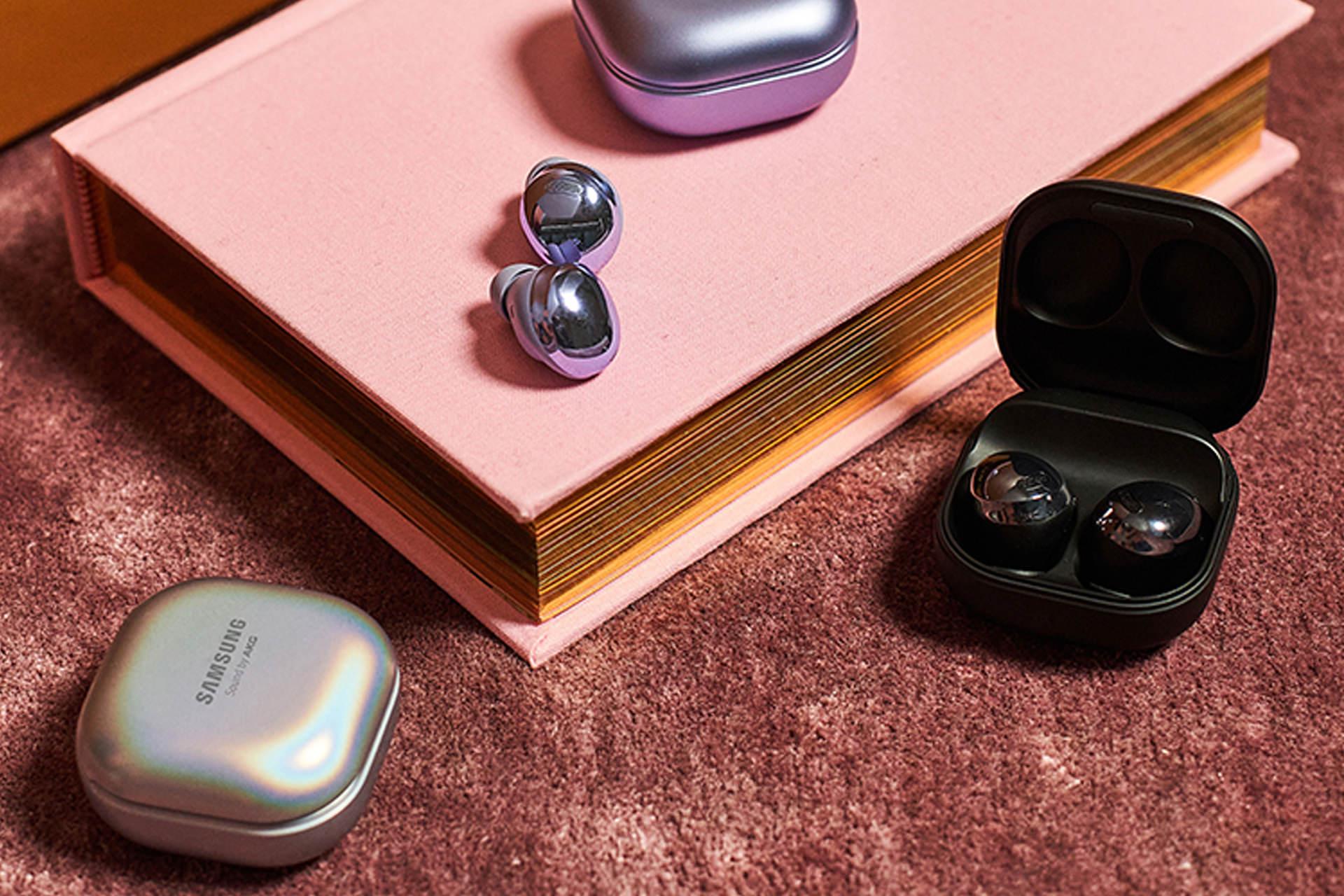 سه کیس شارژ گلکسی بادز پرو / Galaxy Buds Pro سامسونگ با هدفون در کنار کتاب