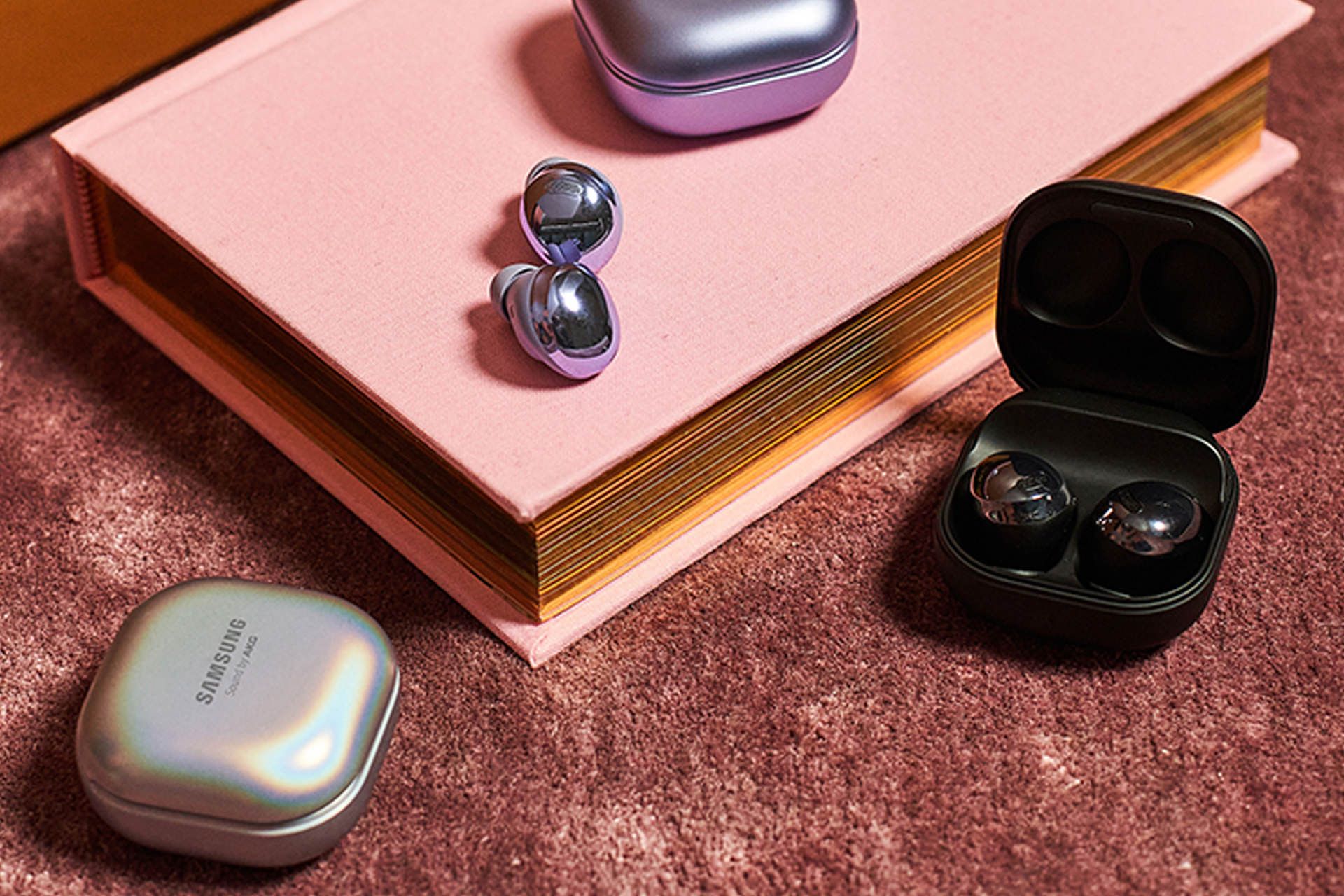 سه کیس شارژ گلکسی بادز پرو / Galaxy Buds Pro سامسونگ با هدفون در کنار کتاب