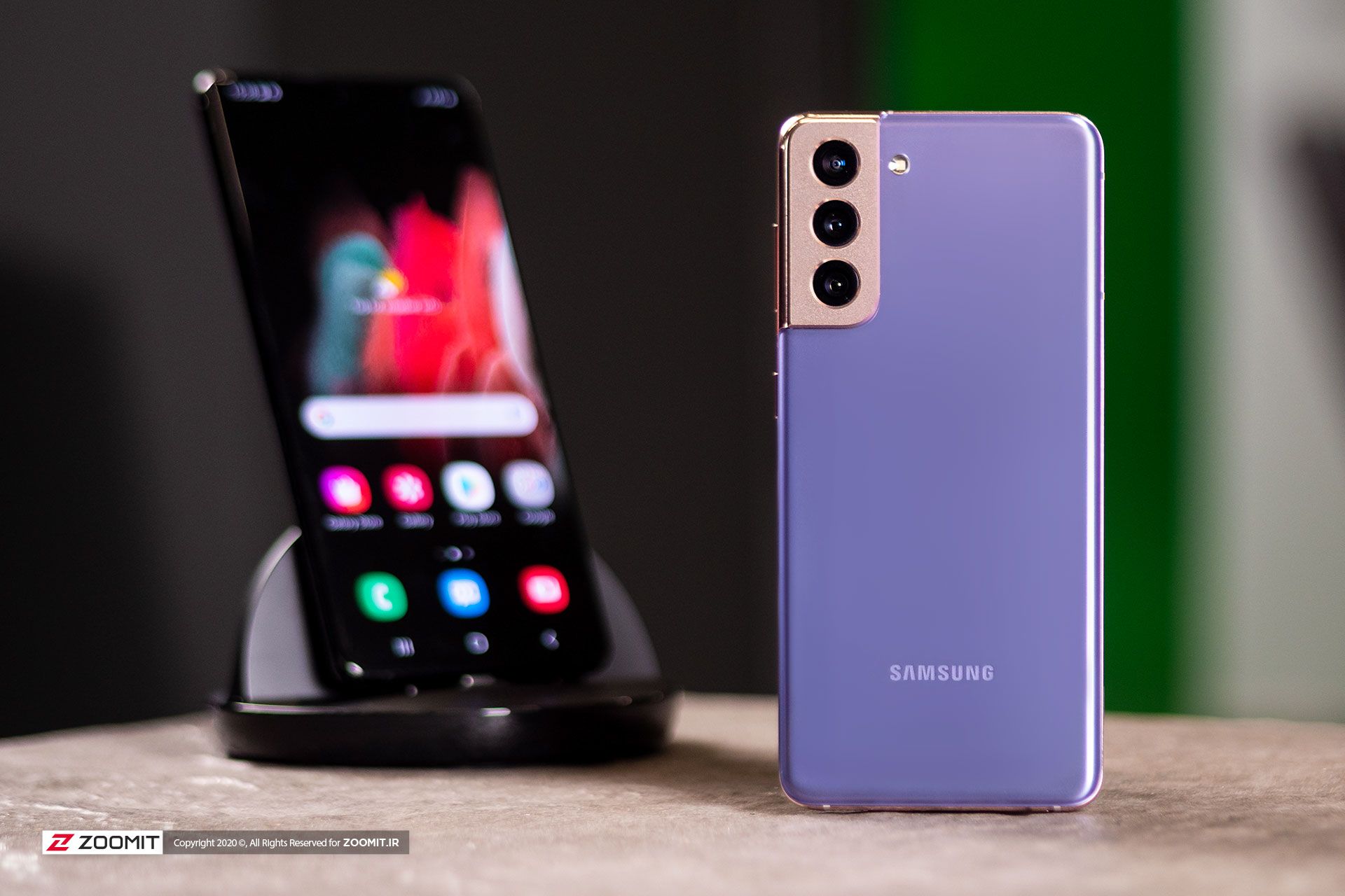 نمای پشتی گلکسی اس ۲۱ در کنار صفحه نمایش گلکسی اس ۲۱ اولترا