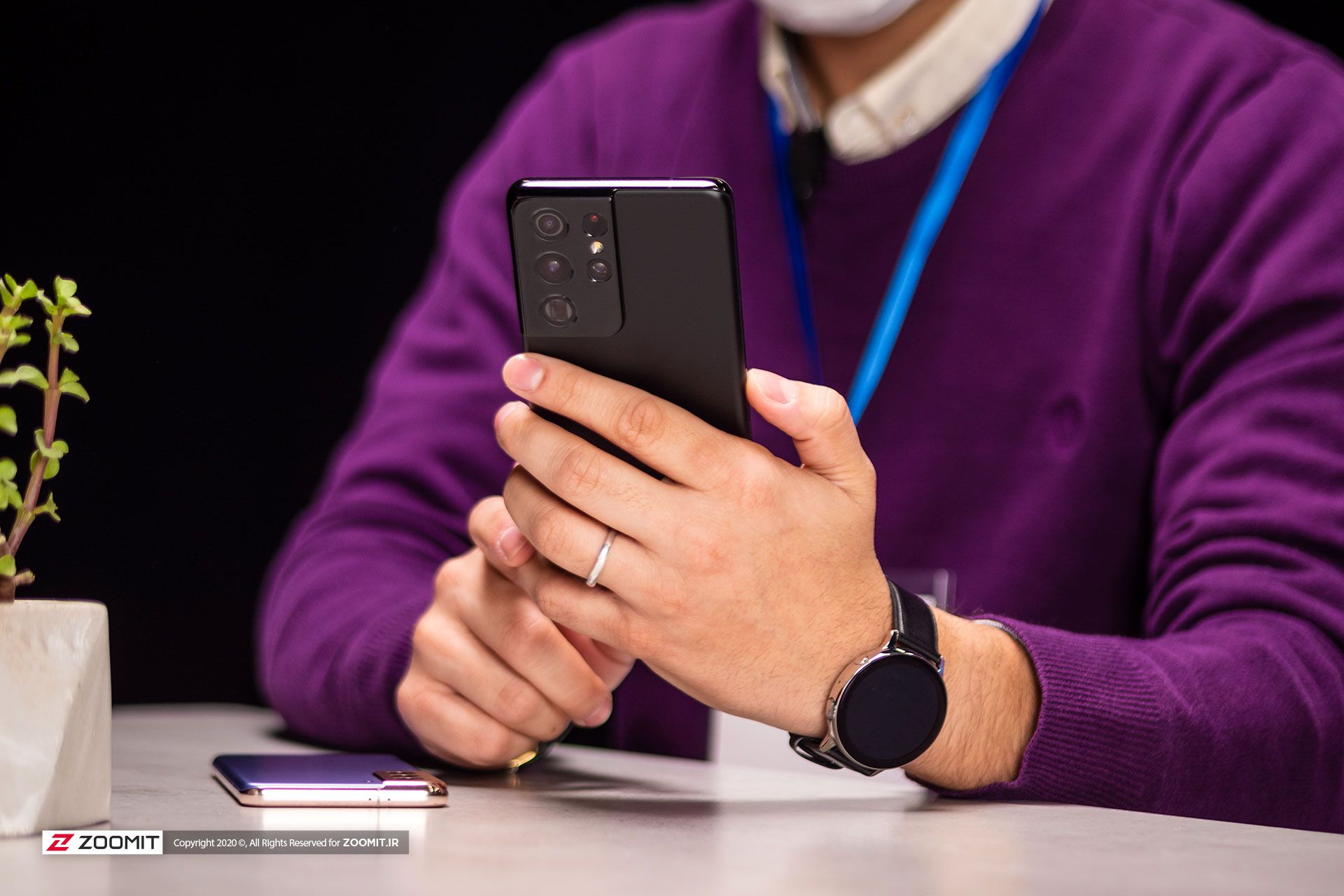 کار با گلکسی اس ۲۱ اولترا روی میز