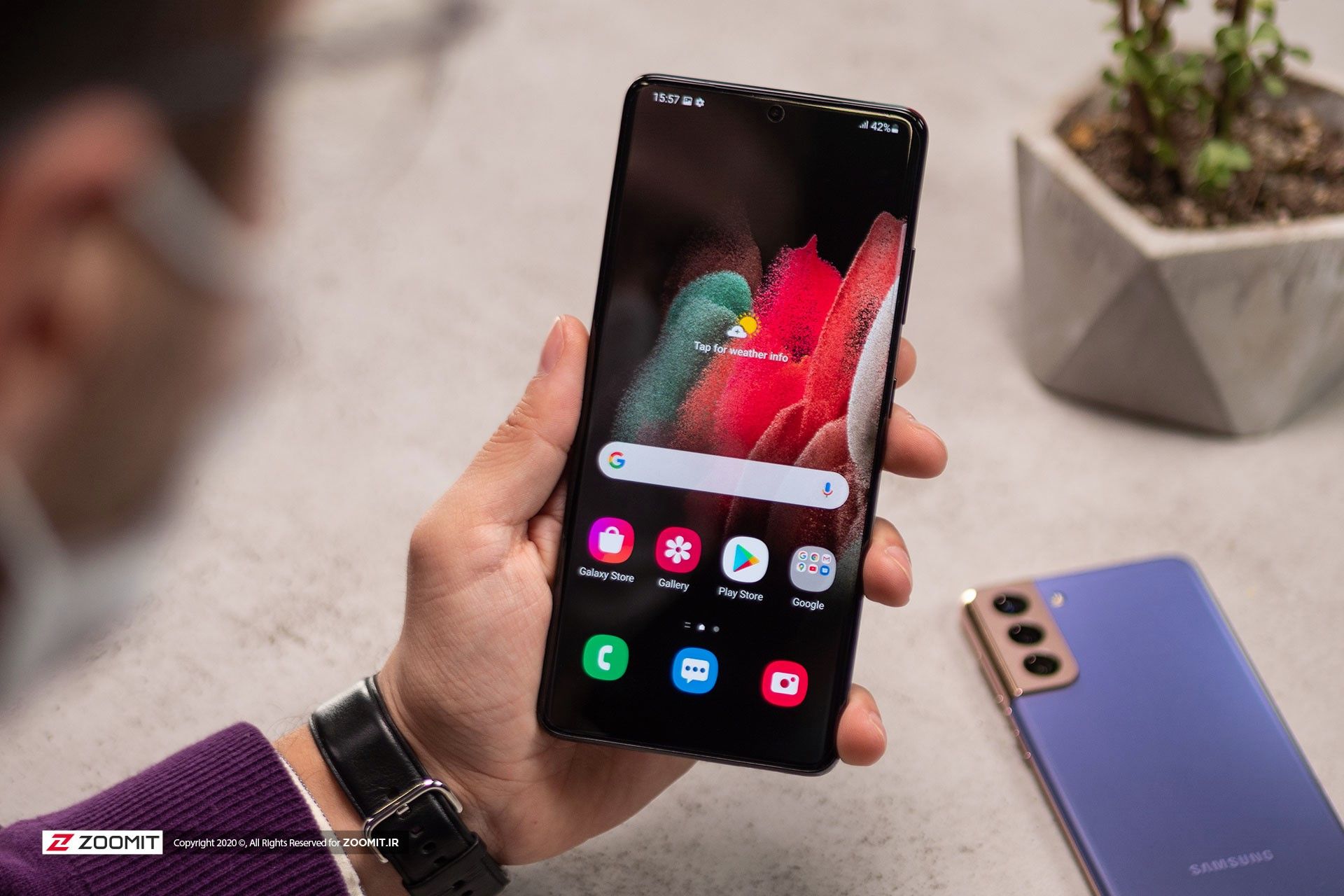 صفحه نمایش گلکسی اس ۲۱ اولترا در دست