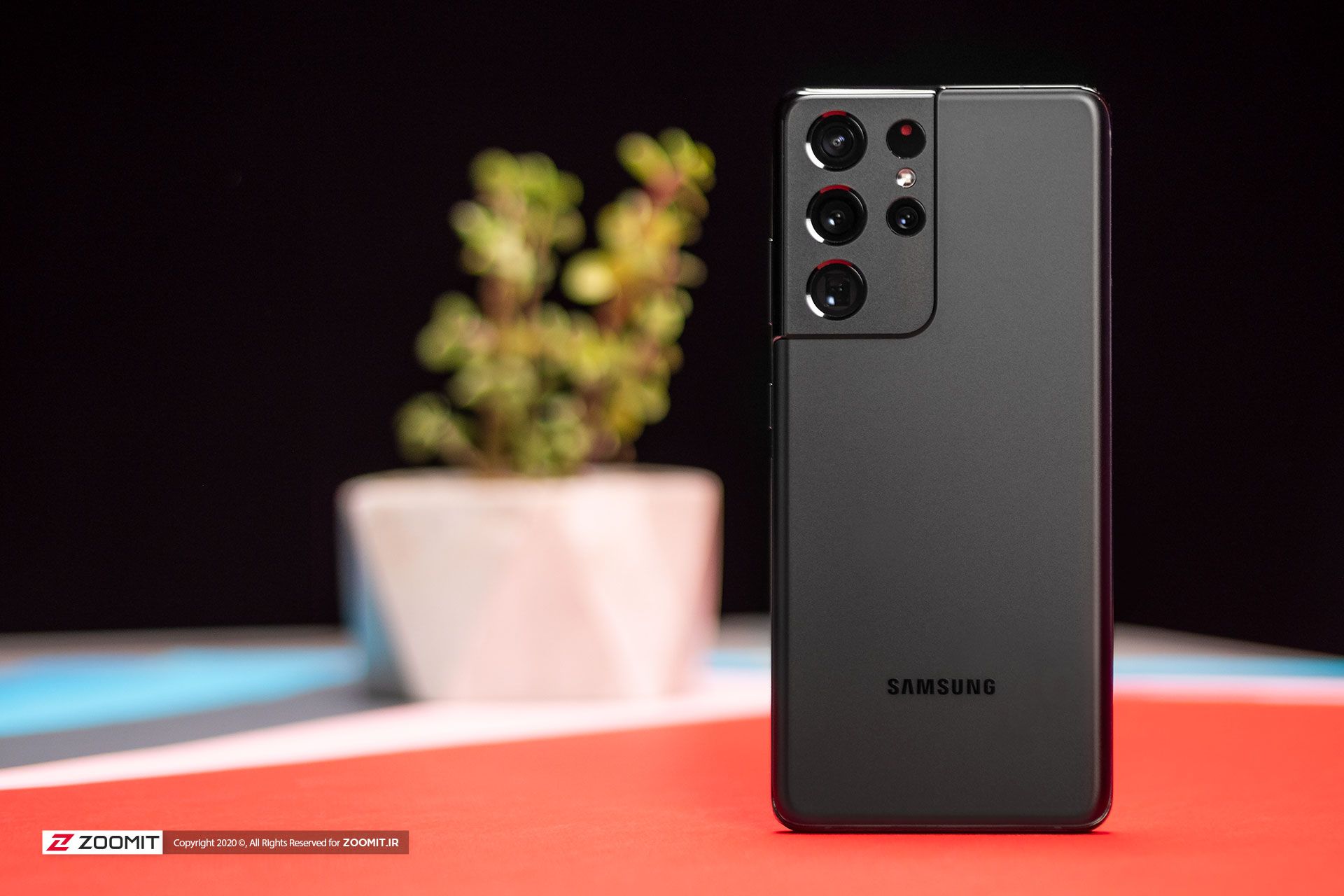 پنل پشتی گلکسی اس ۲۱ اولترا سامسونگ رنگ فانتوم بلک روی میز